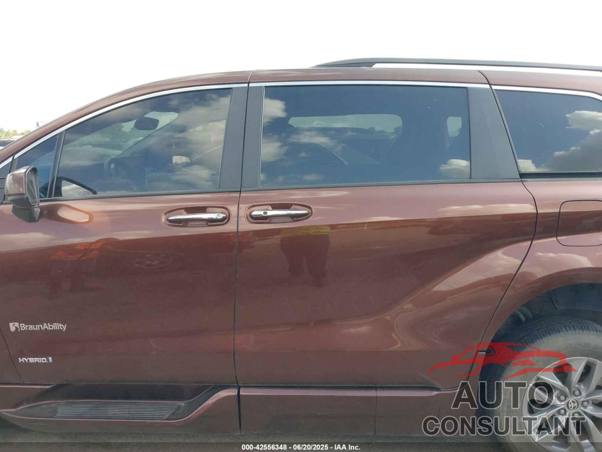 TOYOTA SIENNA 2021 - 5TDJRKEC6MS065866