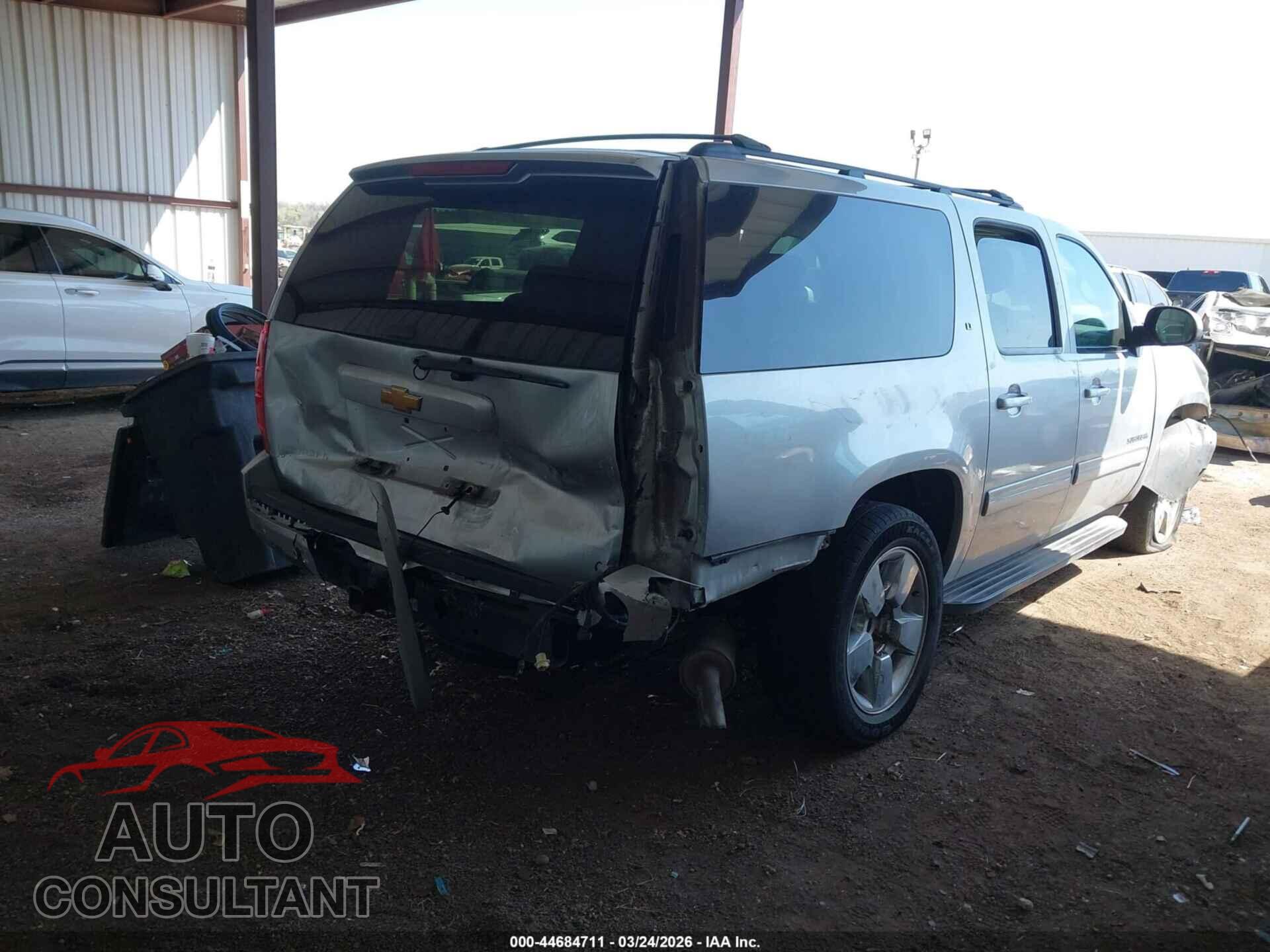CHEVROLET SUBURBAN 1500 2013 - 1GNSCJE07DR121180