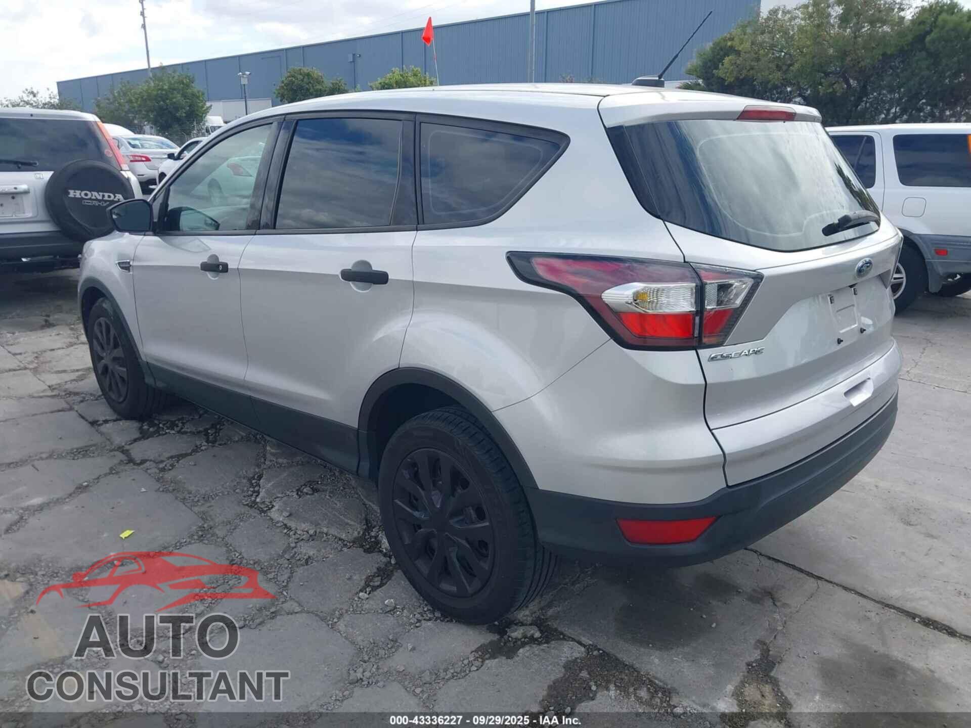 FORD ESCAPE 2017 - 1FMCU0F78HUB05228