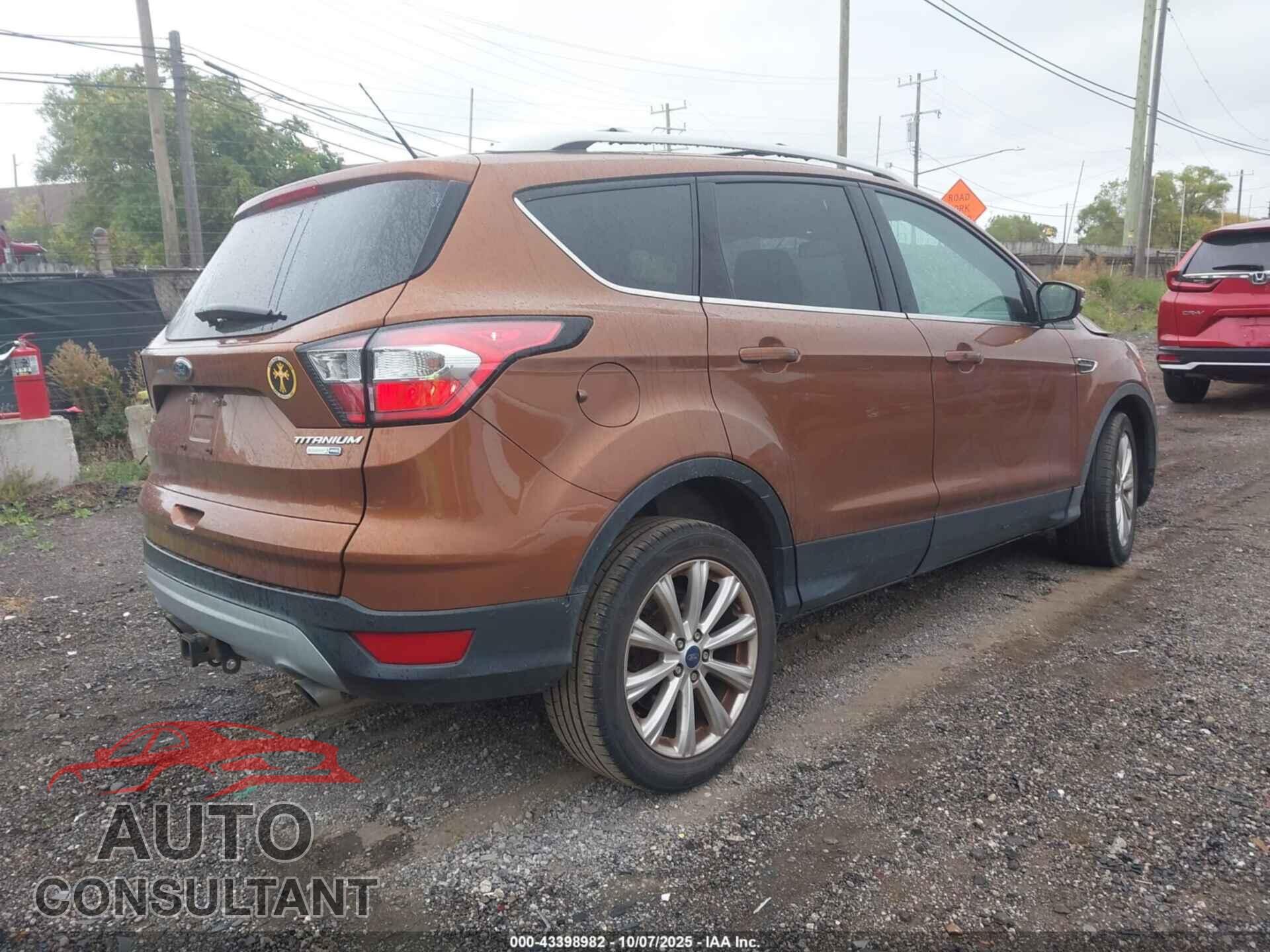 FORD ESCAPE 2017 - 1FMCU9J92HUD06636