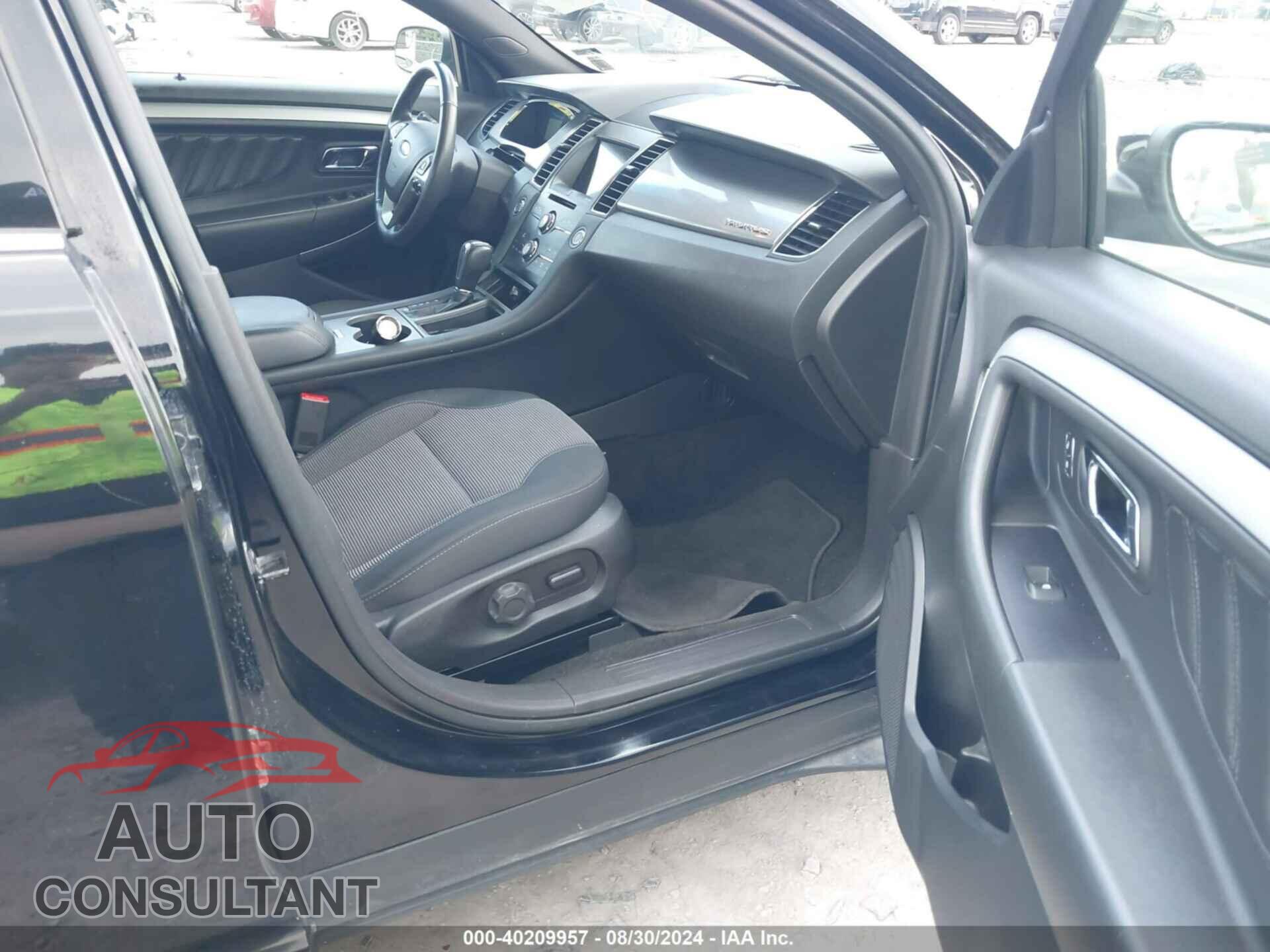 FORD TAURUS 2018 - 1FAHP2E82JG117828