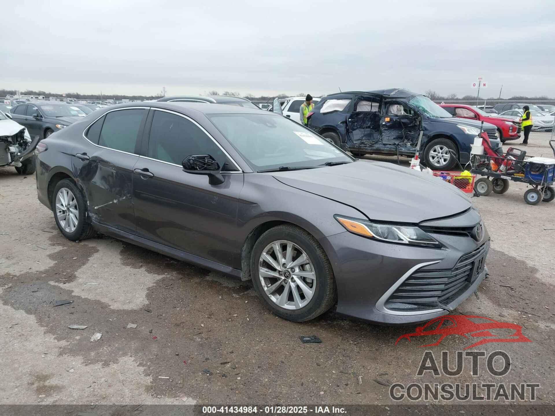 TOYOTA CAMRY 2022 - 4T1C11AK8NU055100