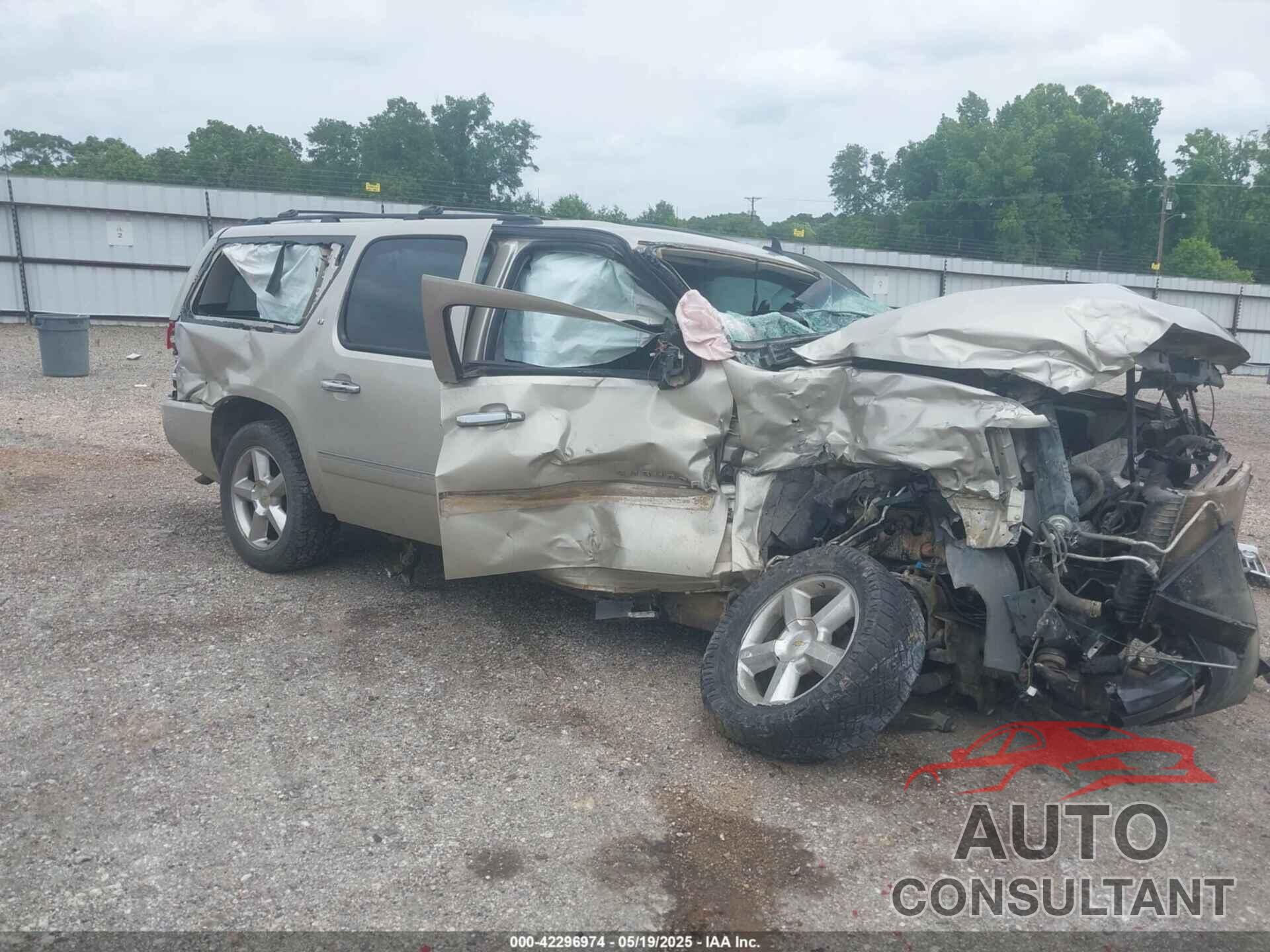 CHEVROLET SUBURBAN 1500 2013 - 1GNSKKE79DR137015