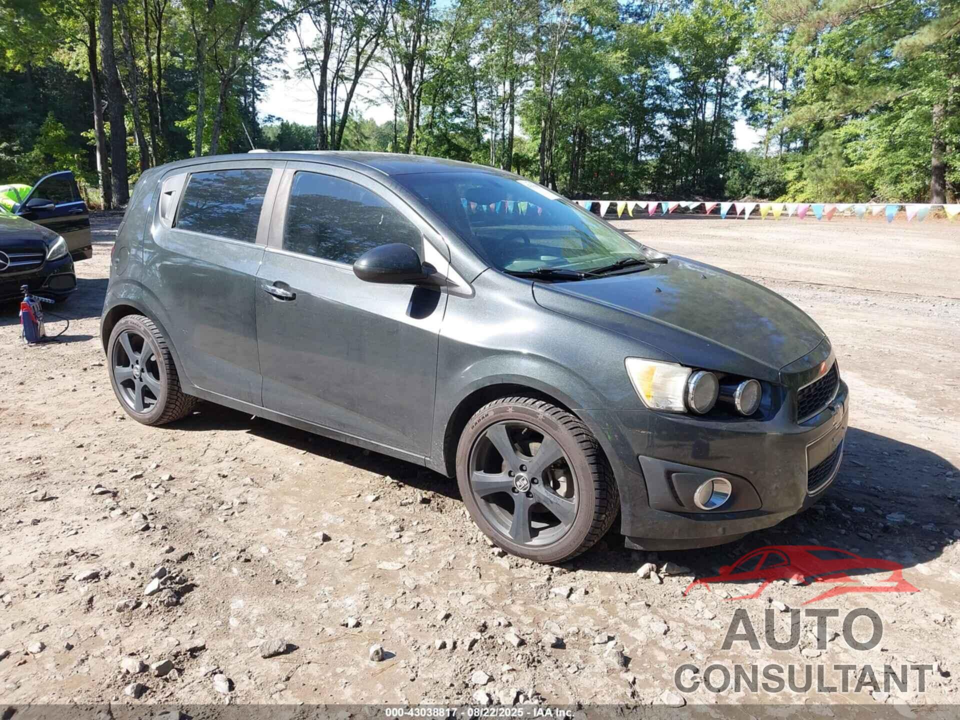 CHEVROLET SONIC 2015 - 1G1JE6SB6F4145934