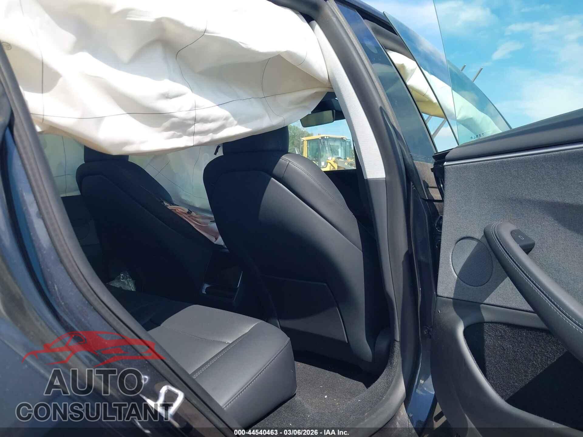 TESLA MODEL 3 2025 - 5YJ3E1EA2SF992345
