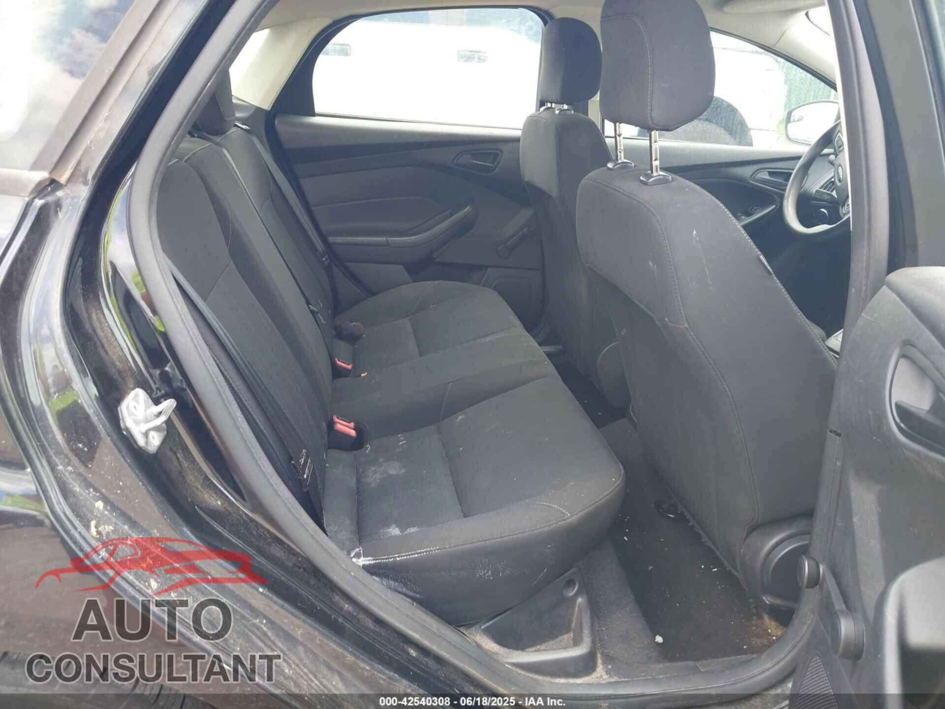 FORD FOCUS 2015 - 1FADP3E29FL210652
