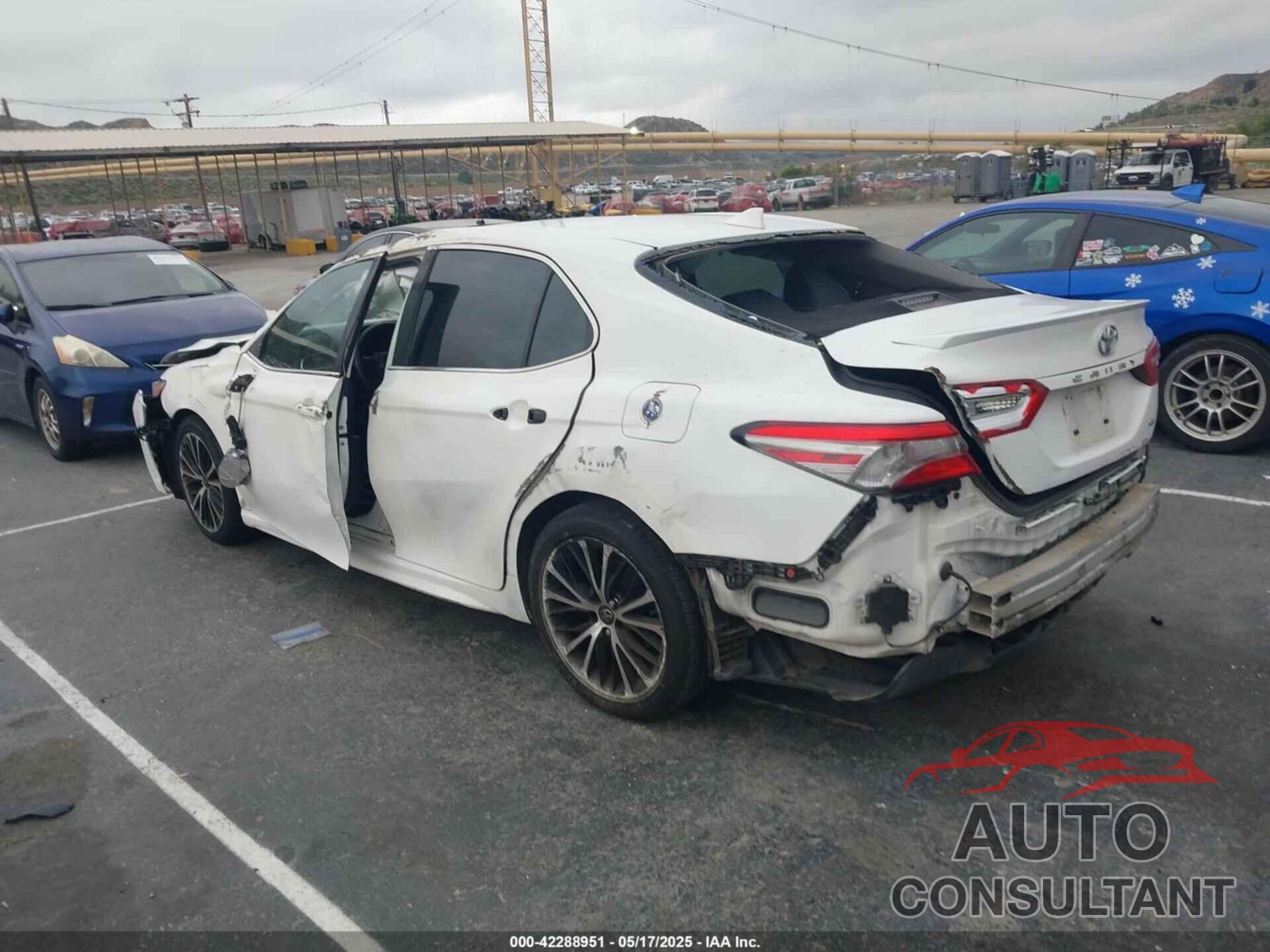 TOYOTA CAMRY 2018 - 4T1B11HK9JU509026