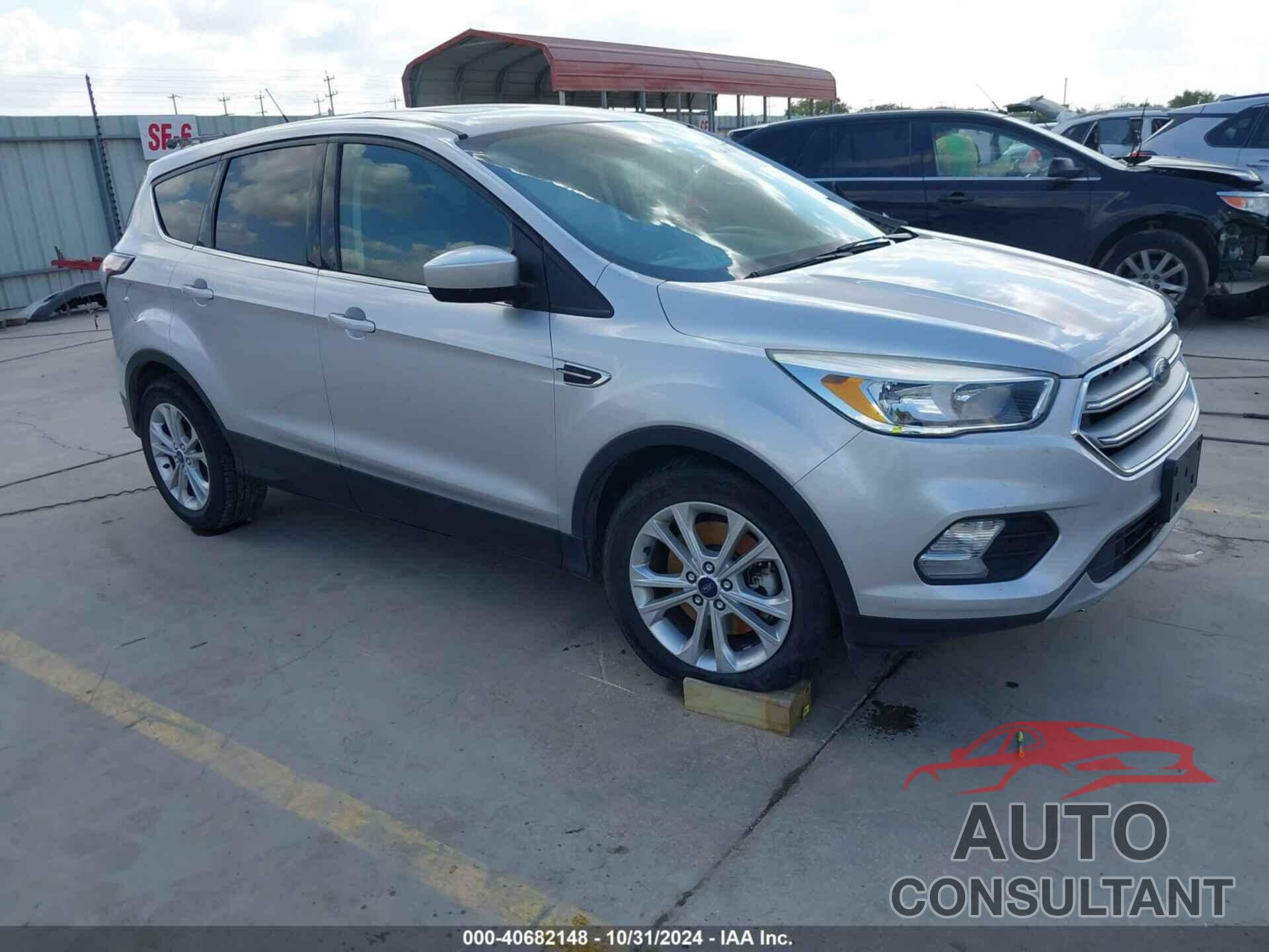 FORD ESCAPE 2017 - 1FMCU0G95HUB04716