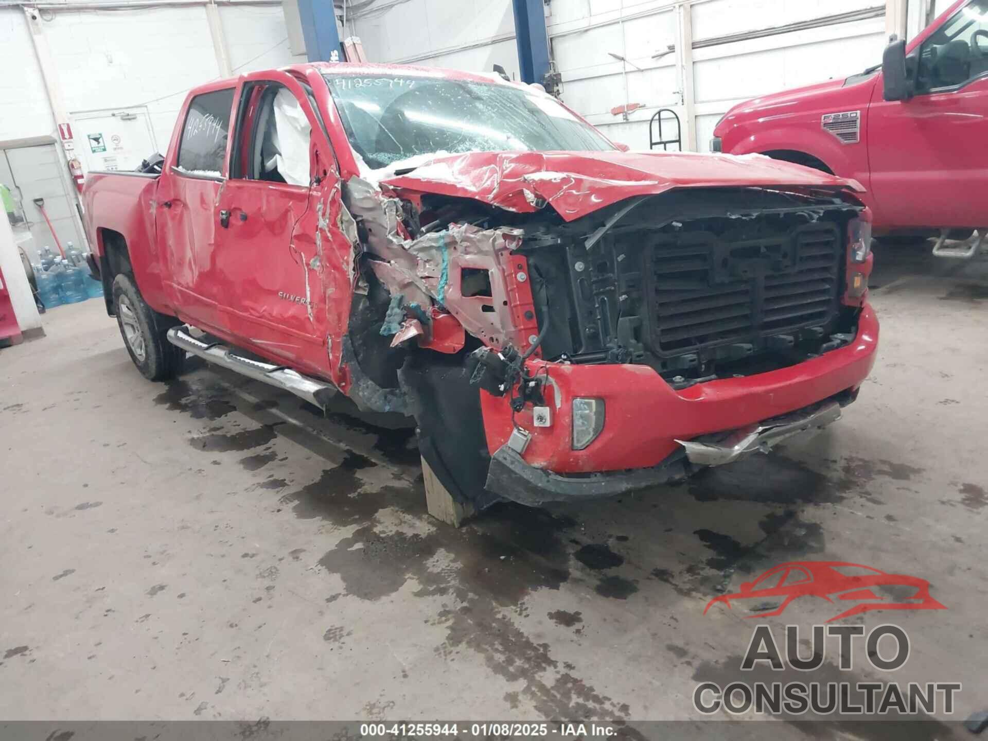 CHEVROLET SILVERADO 1500 2018 - 3GCUKREC4JG318025