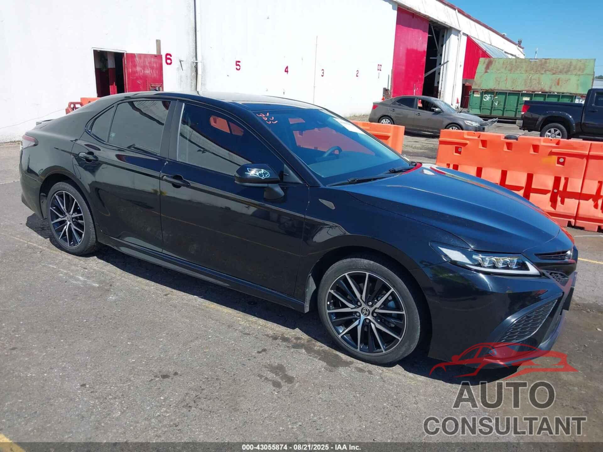 TOYOTA CAMRY 2021 - 4T1G11AK8MU449521