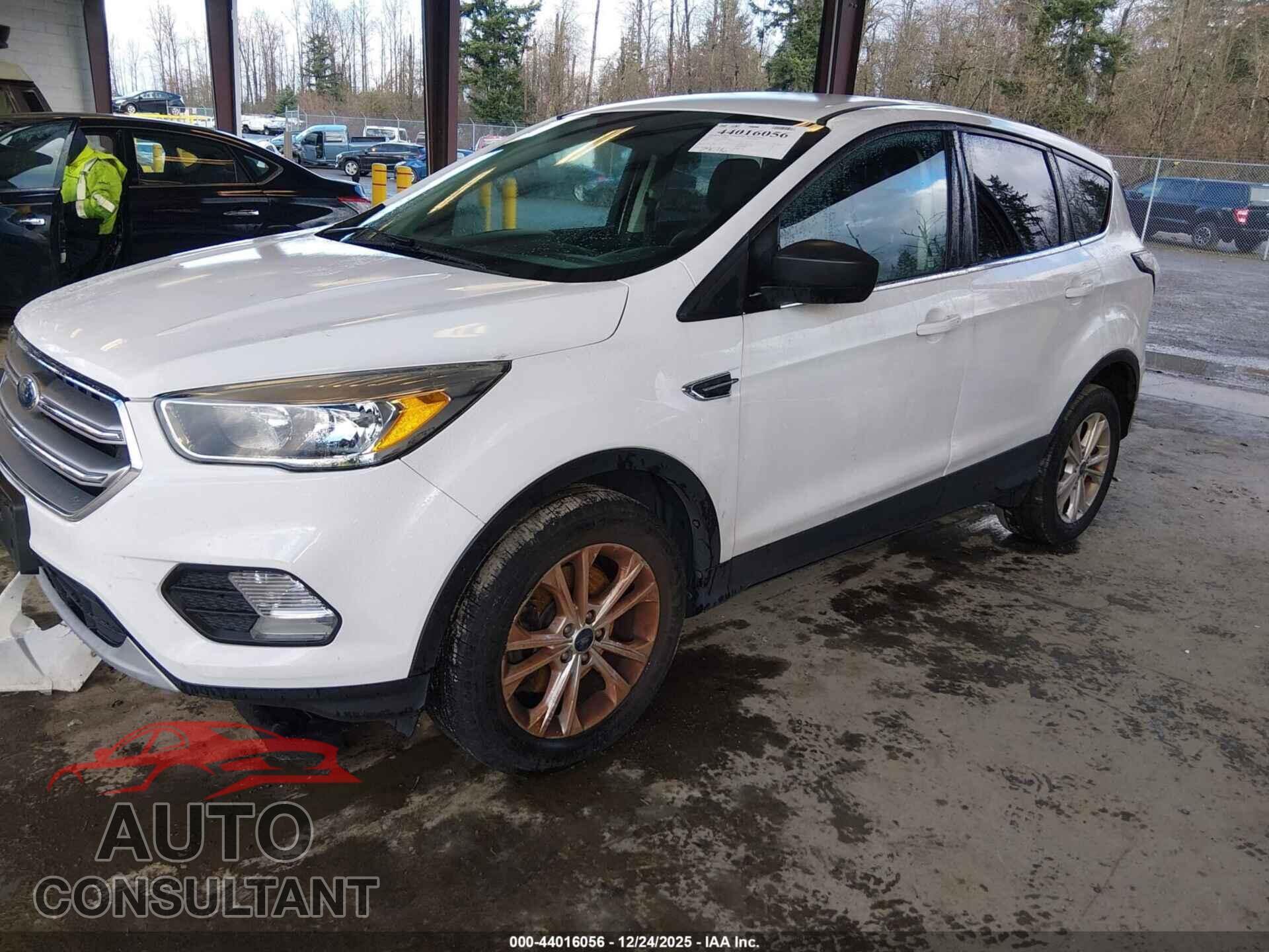 FORD ESCAPE 2017 - 1FMCU0G91HUB82149