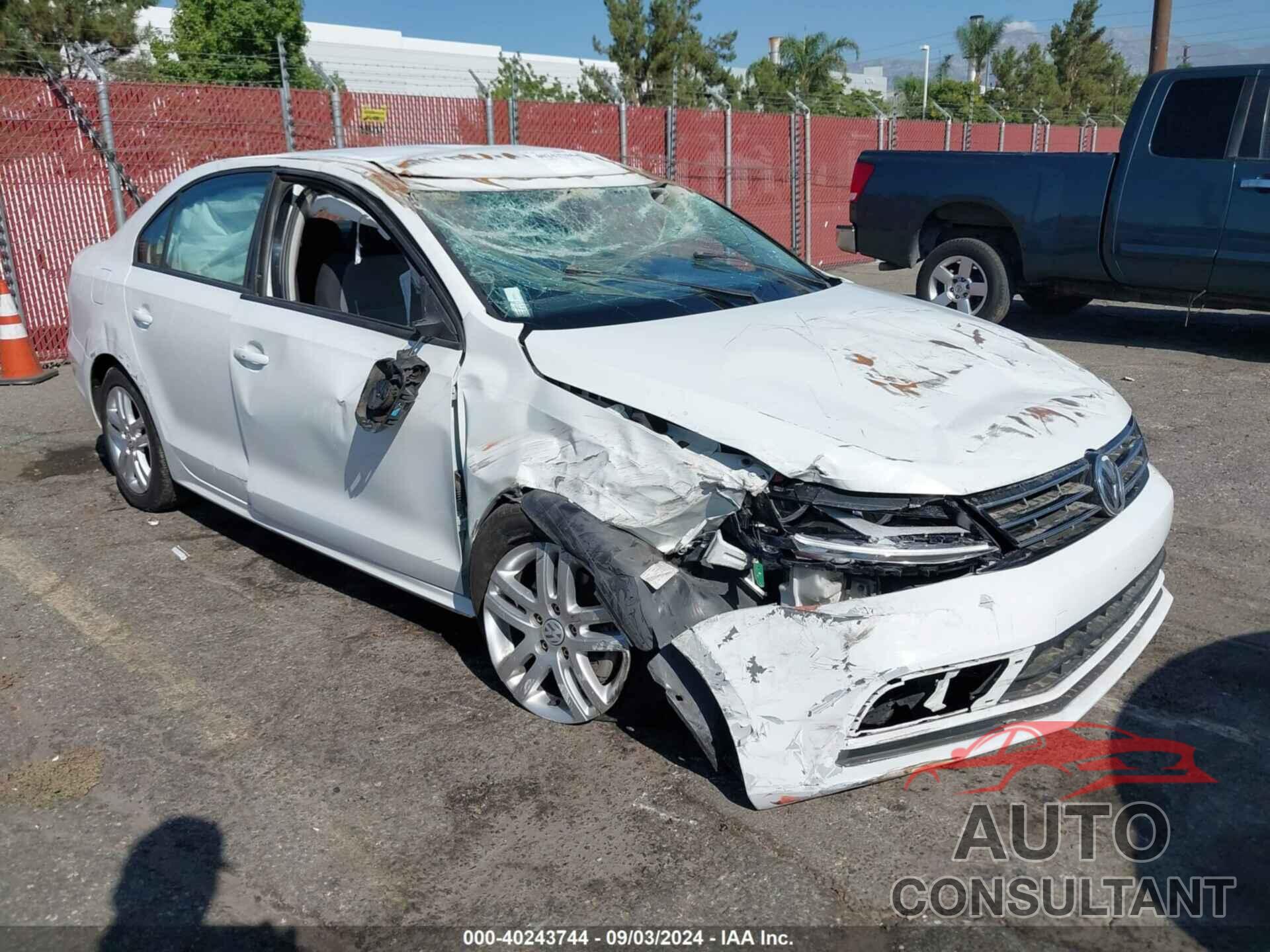 VOLKSWAGEN JETTA 2018 - 3VW2B7AJ8JM213311