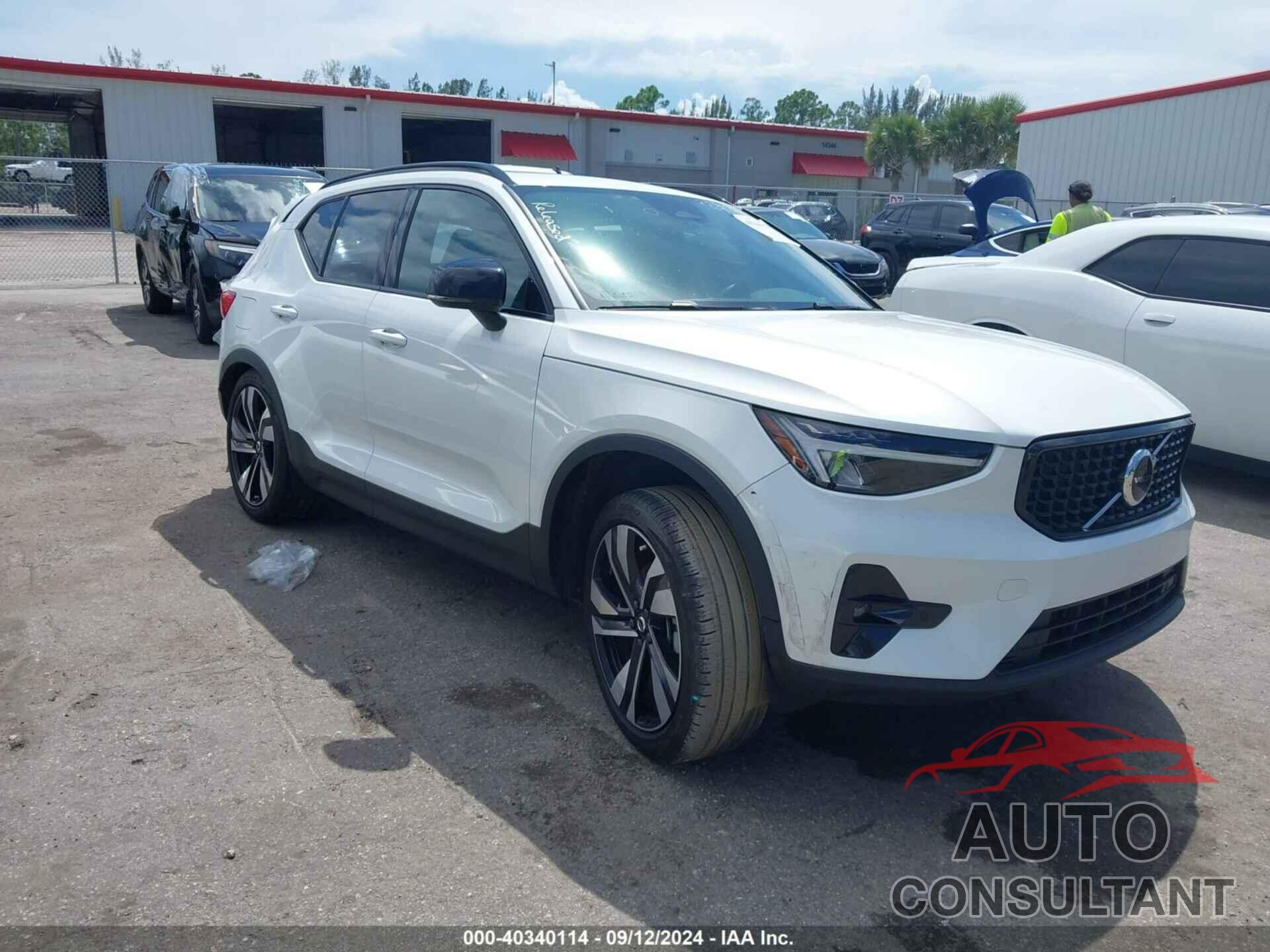 VOLVO XC40 2023 - YV4L12UL4P2985215