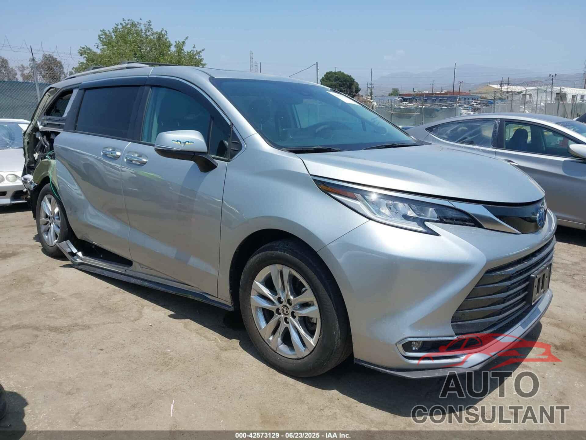 TOYOTA SIENNA 2023 - 5TDZSKFC5PS104795