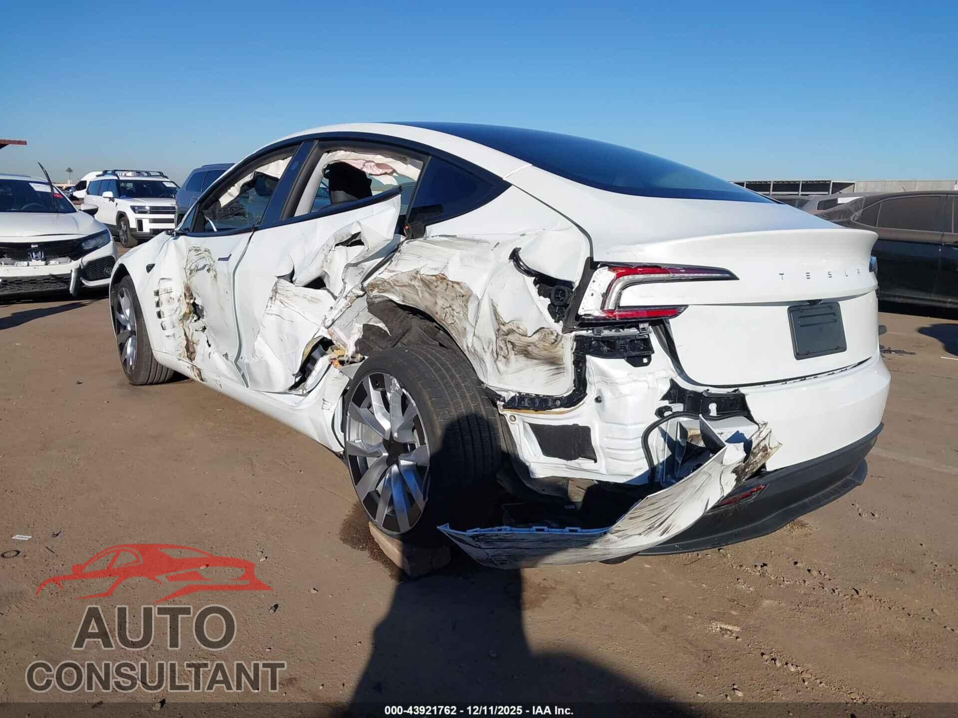 TESLA MODEL 3 2025 - 5YJ3E1EA4SF049843