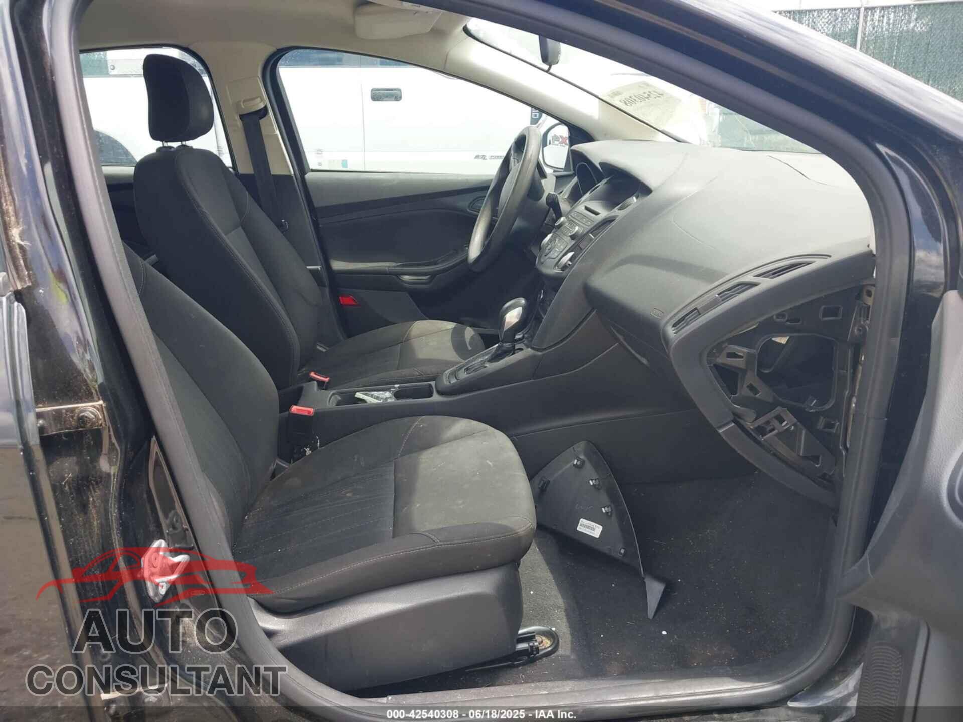 FORD FOCUS 2015 - 1FADP3E29FL210652
