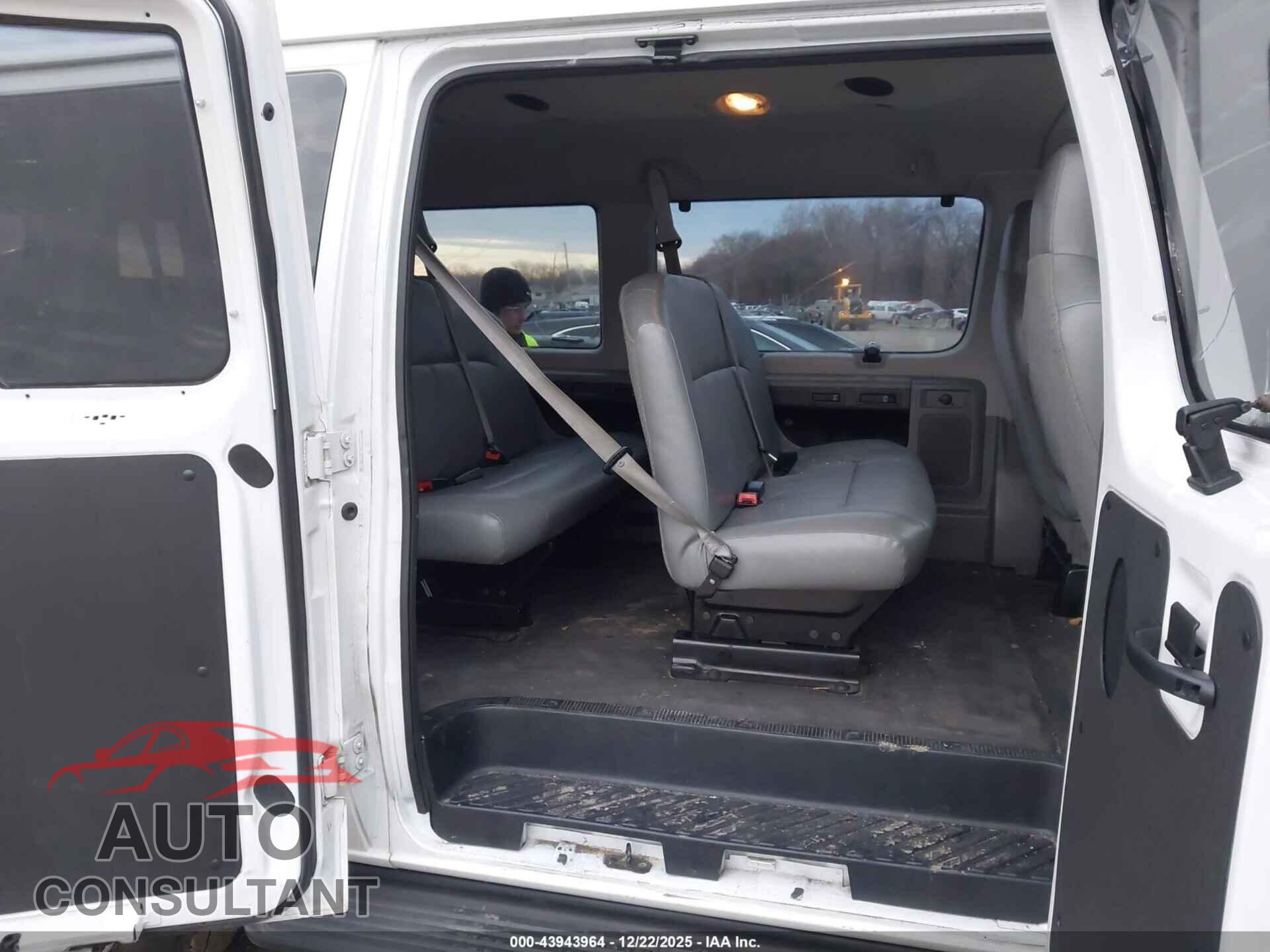 FORD E-350 SUPER DUTY 2011 - 1FBSS3BL7BDB31423