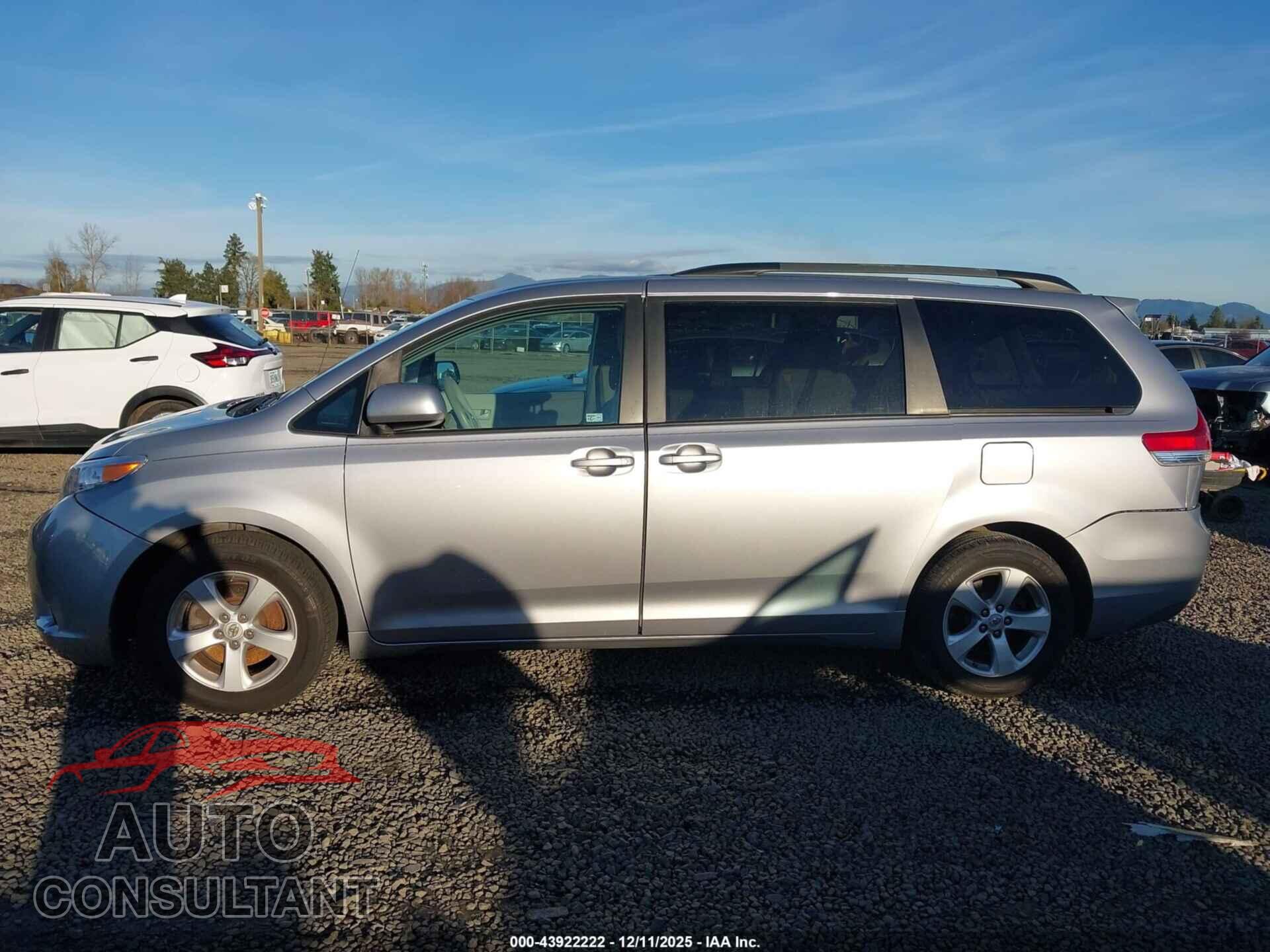 TOYOTA SIENNA 2011 - 5TDKK3DC3BS024947