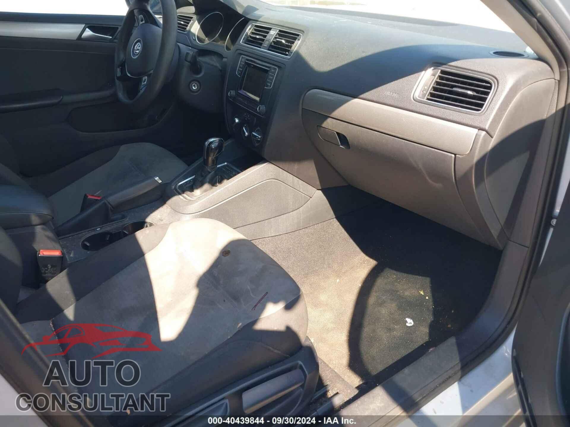 VOLKSWAGEN JETTA 2017 - 3VW2B7AJ2HM341571