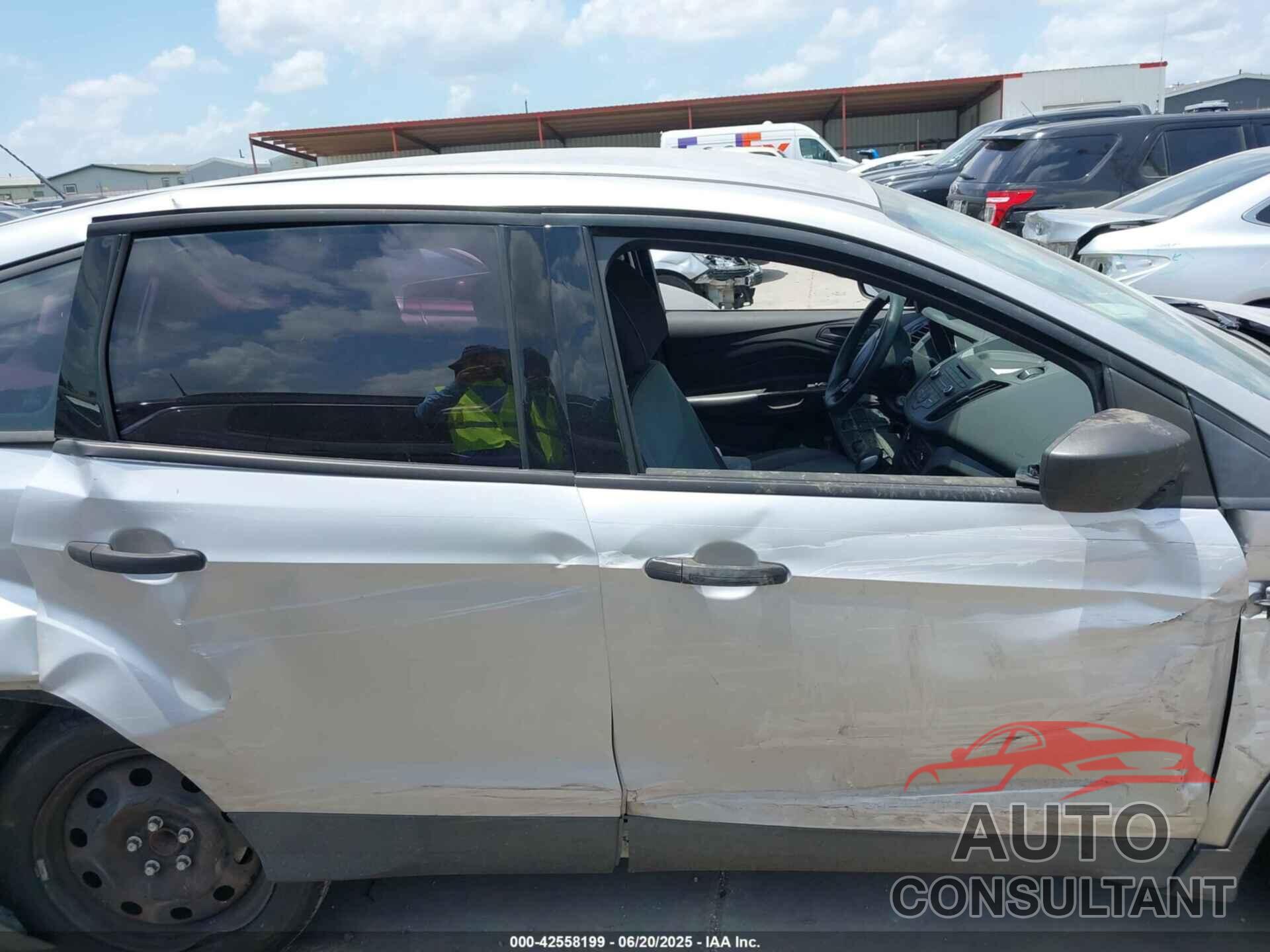 FORD ESCAPE 2017 - 1FMCU0F79HUC00820