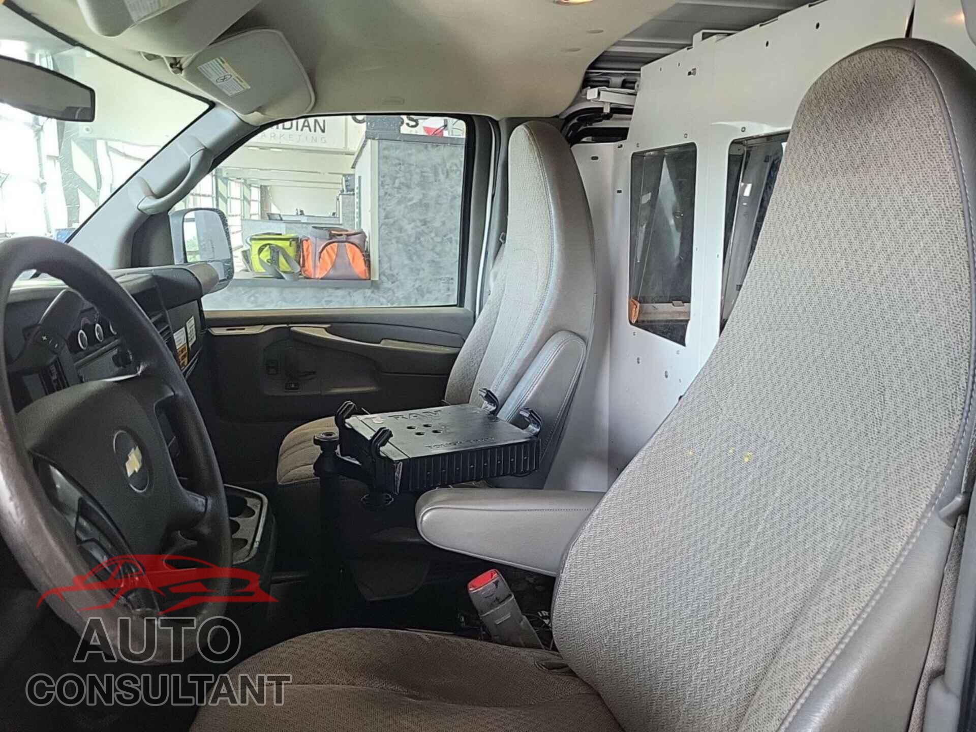 CHEVROLET EXPRESS G2500 2013 - 1GCWGFFAXD1150559