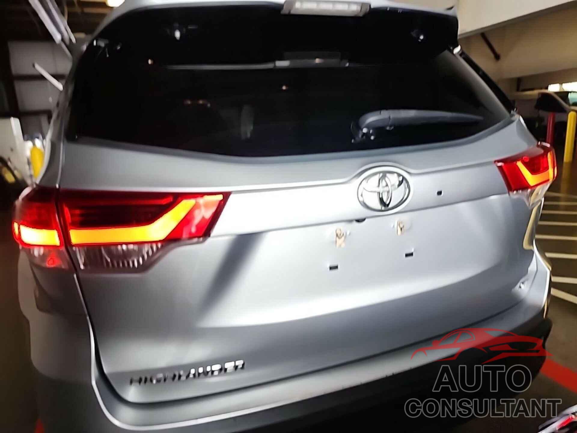 TOYOTA HIGHLANDER 2018 - 5TDKZRFH4JS533127