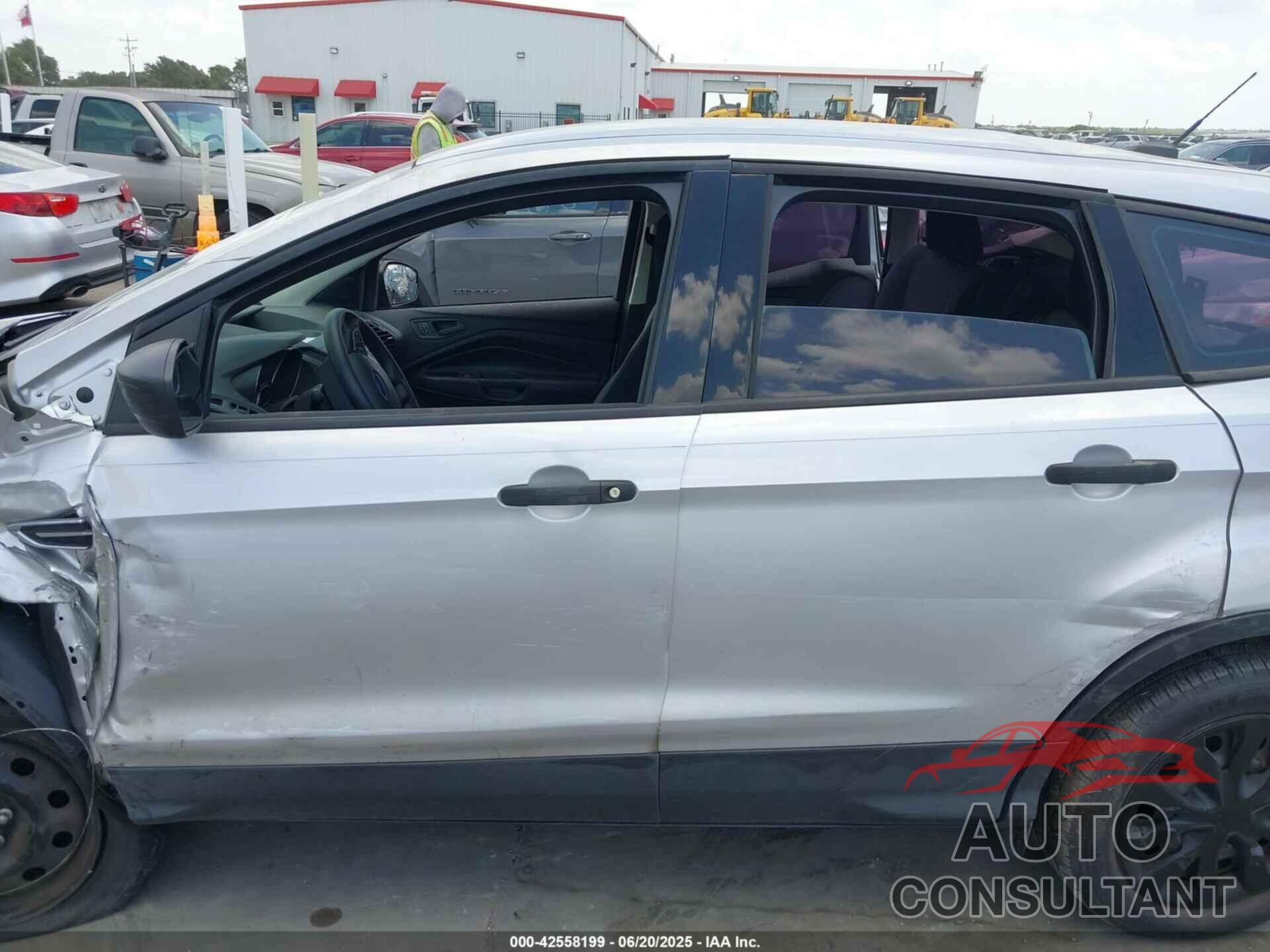 FORD ESCAPE 2017 - 1FMCU0F79HUC00820