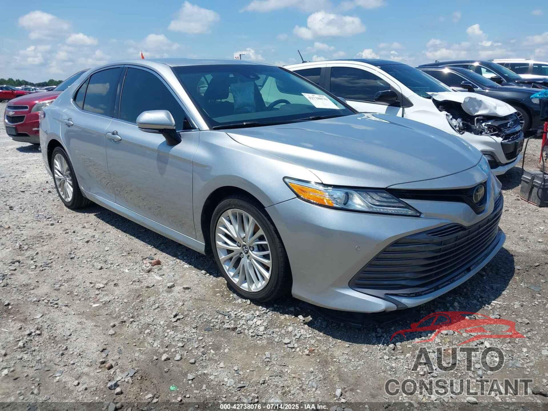 TOYOTA CAMRY 2018 - 4T1B11HK7JU093221