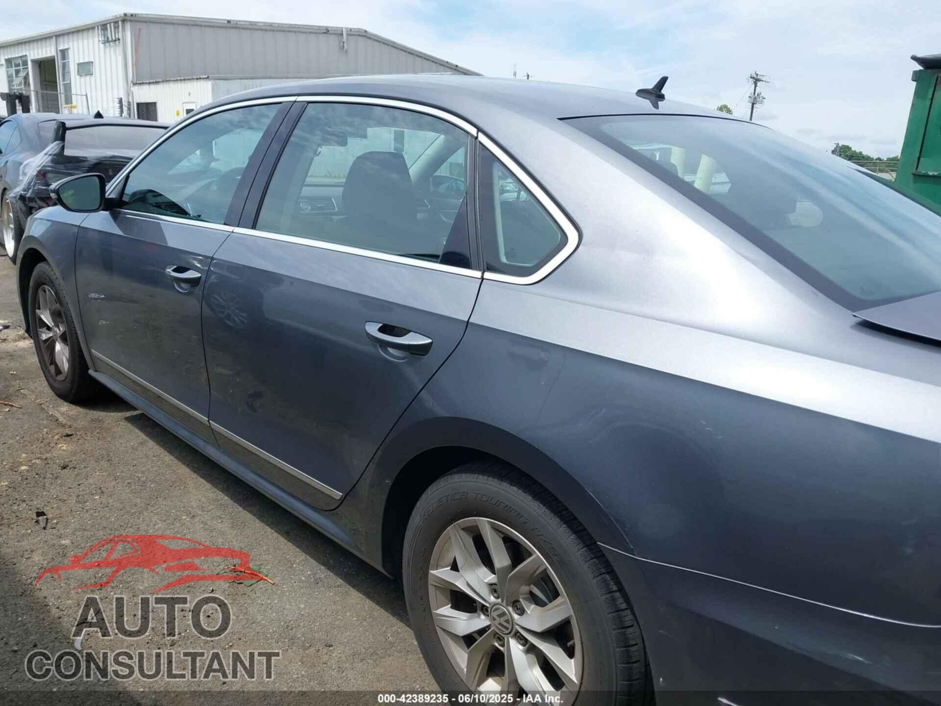 VOLKSWAGEN PASSAT 2017 - 1VWAT7A38HC077932