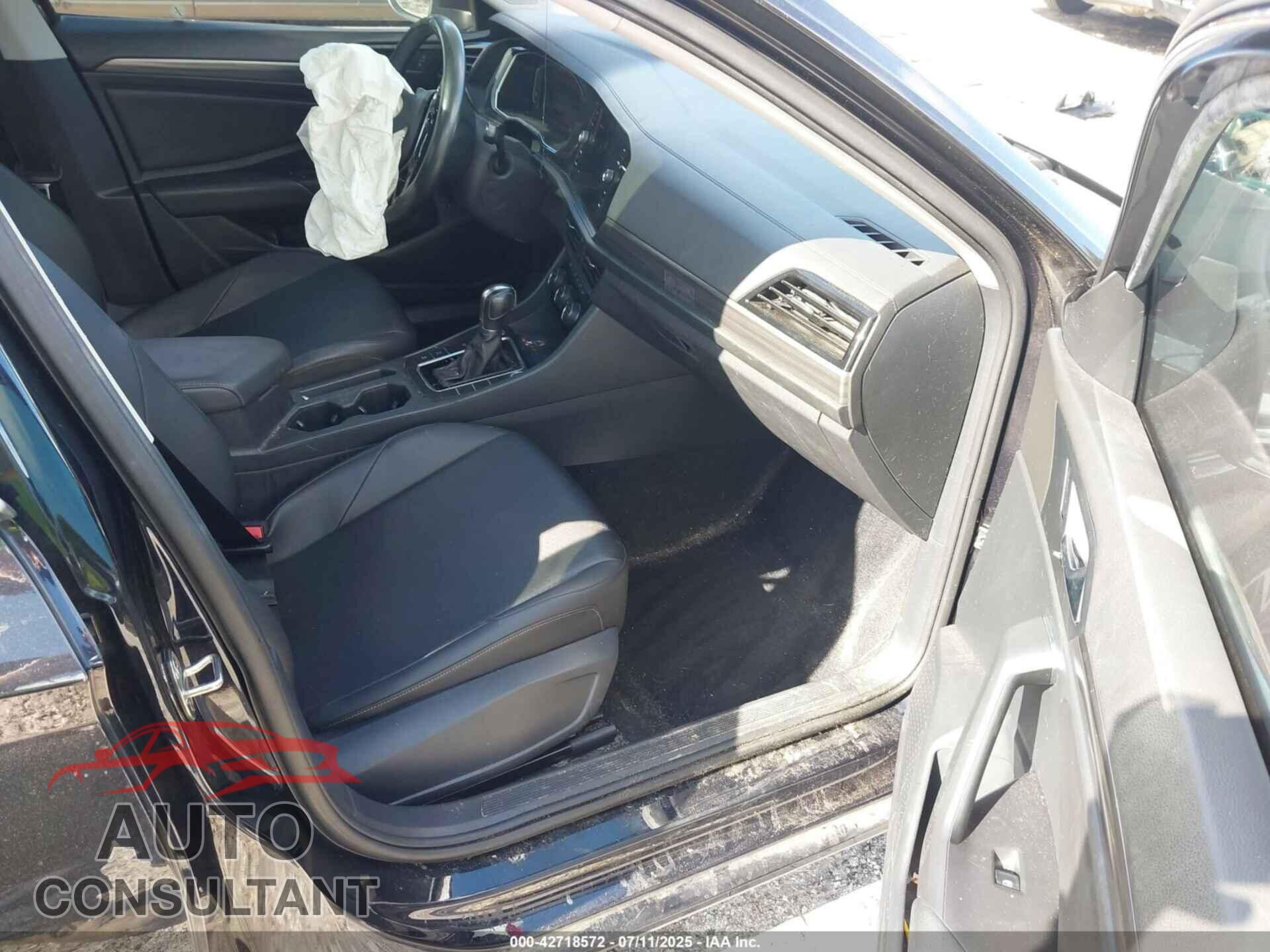 VOLKSWAGEN JETTA 2019 - 3VWEB7BU7KM193642