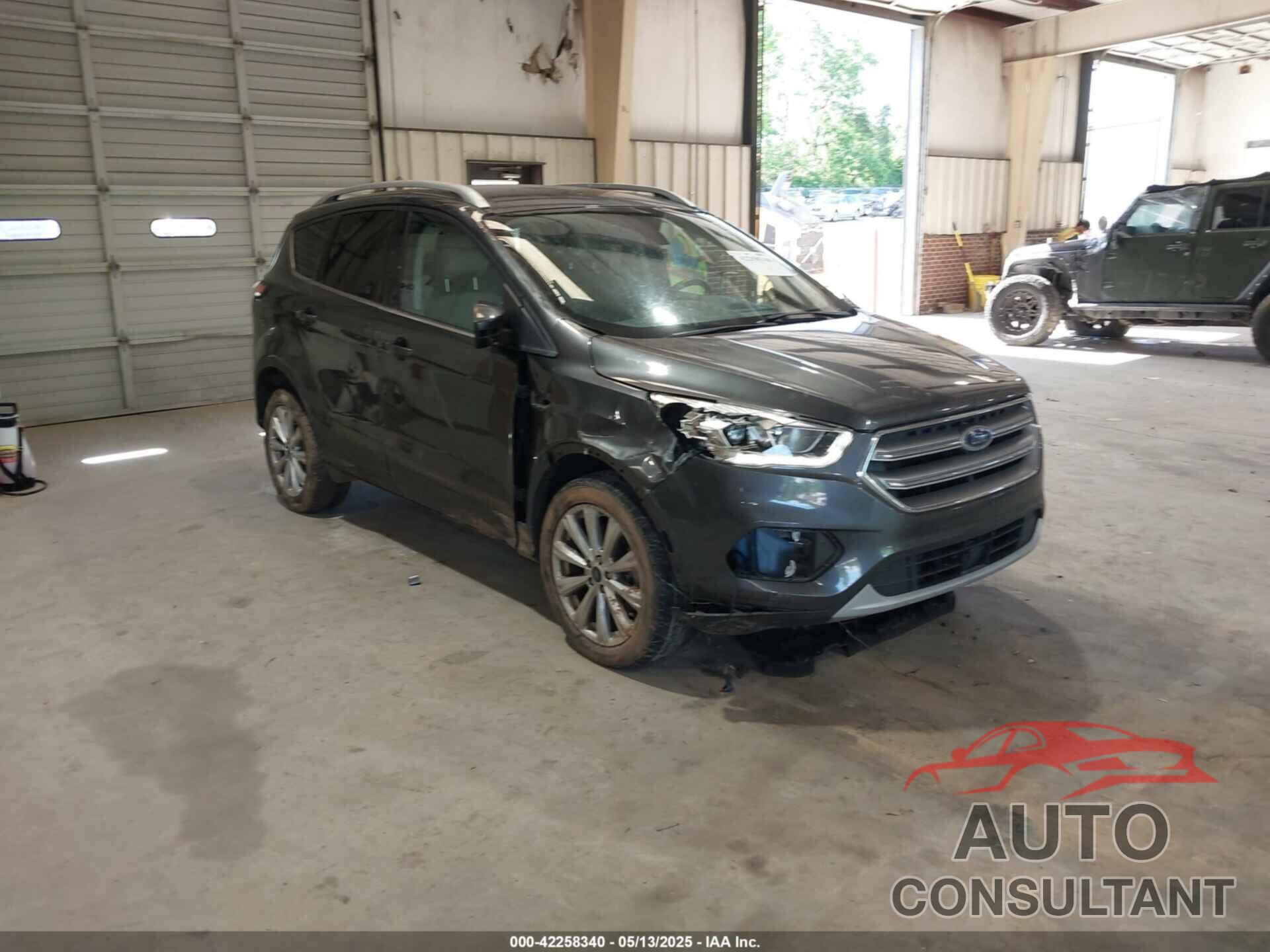 FORD ESCAPE 2017 - 1FMCU9J99HUC13516