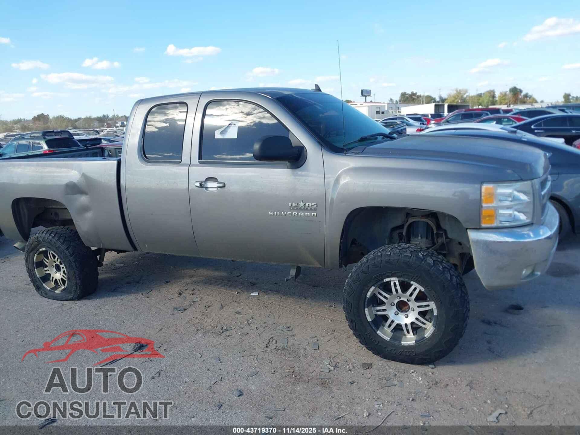 CHEVROLET SILVERADO 1500 2013 - 1GCRCSE02DZ103473