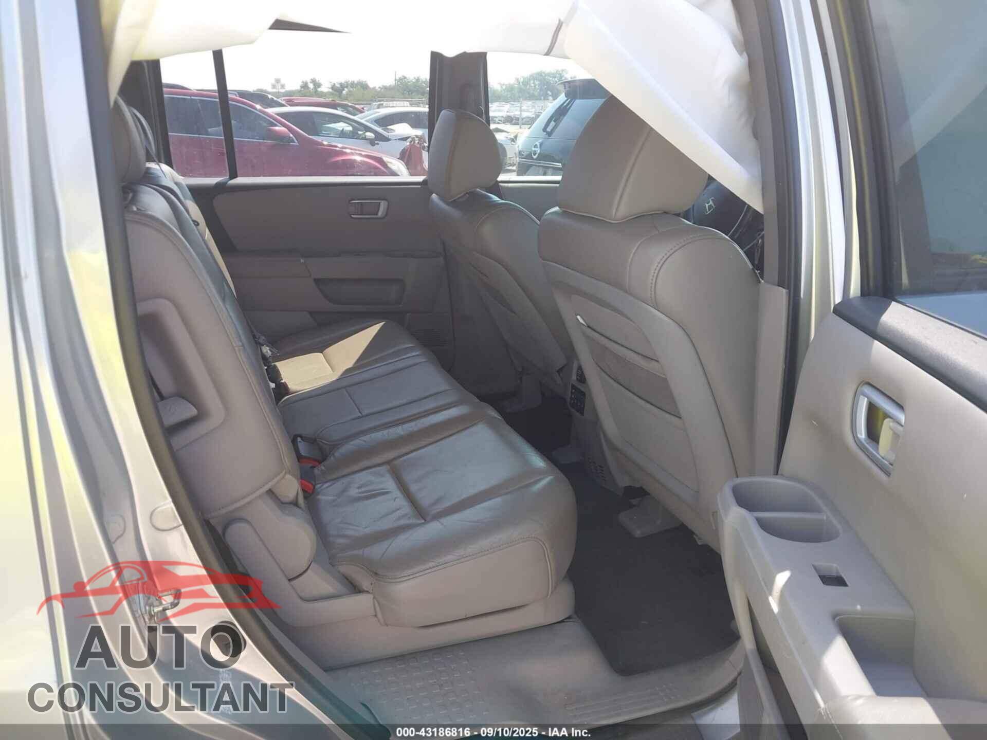 HONDA PILOT 2011 - 5FNYF3H66BB036372
