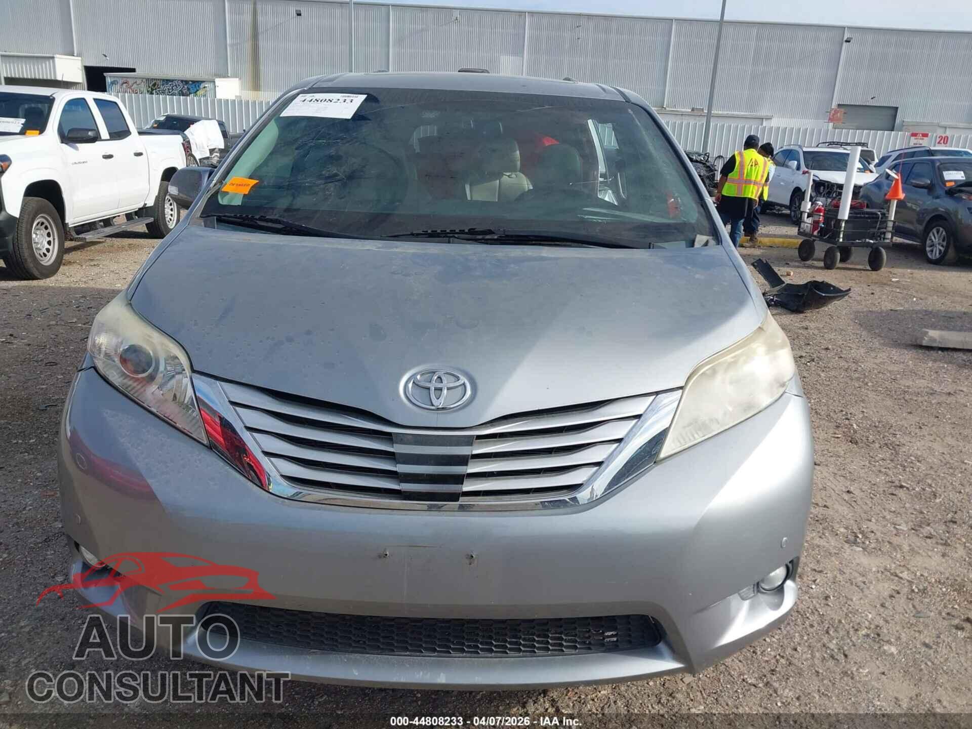 TOYOTA SIENNA 2013 - 5TDYK3DC8DS313450