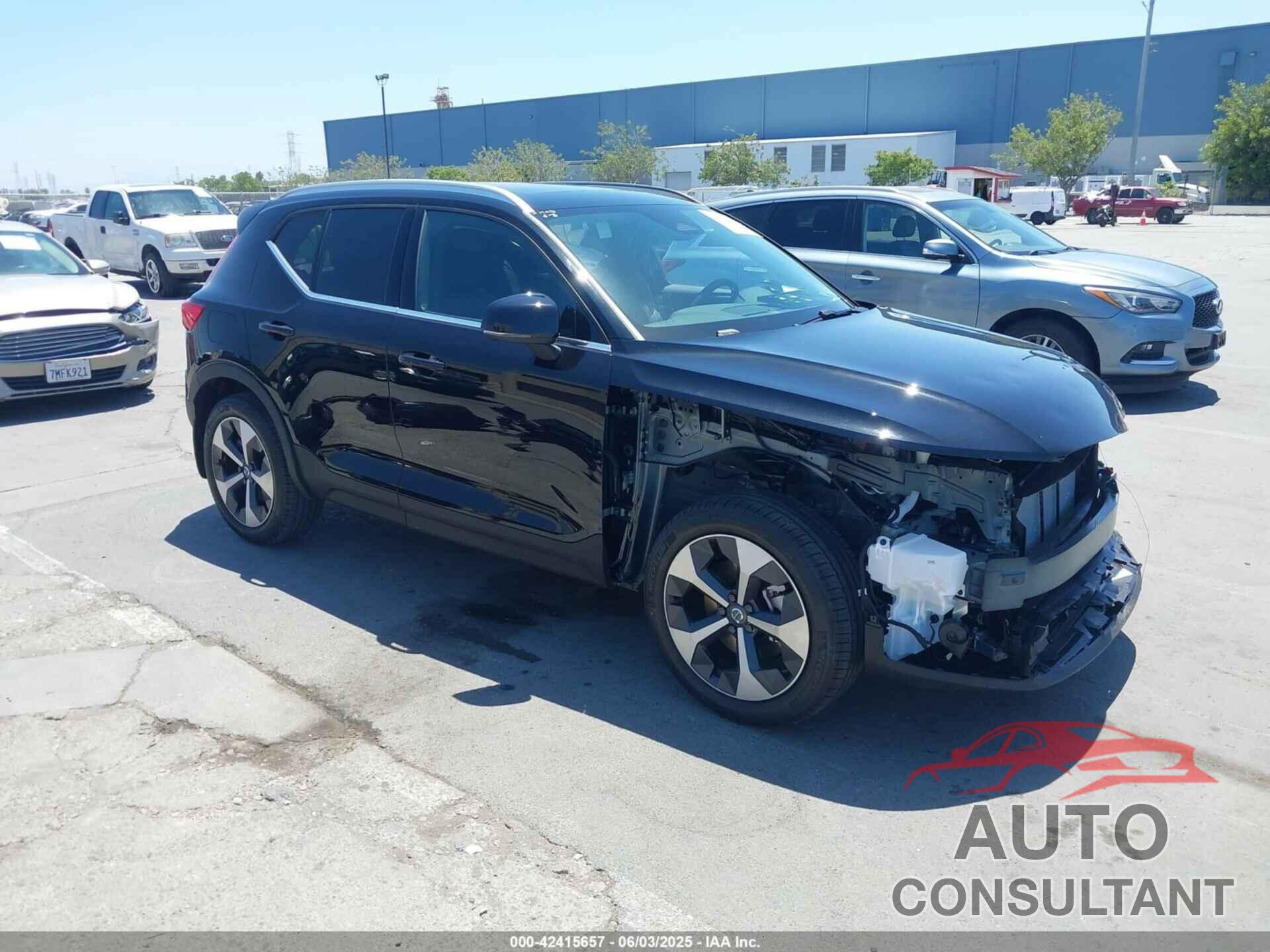 VOLVO XC40 2025 - YV4L12UJ3S2567901