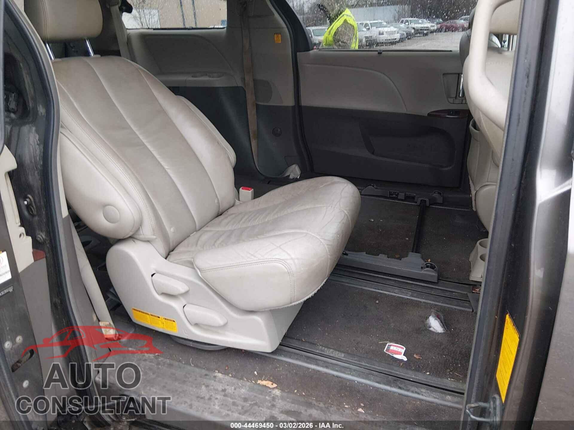 TOYOTA SIENNA 2011 - 5TDYK3DC2BS032032
