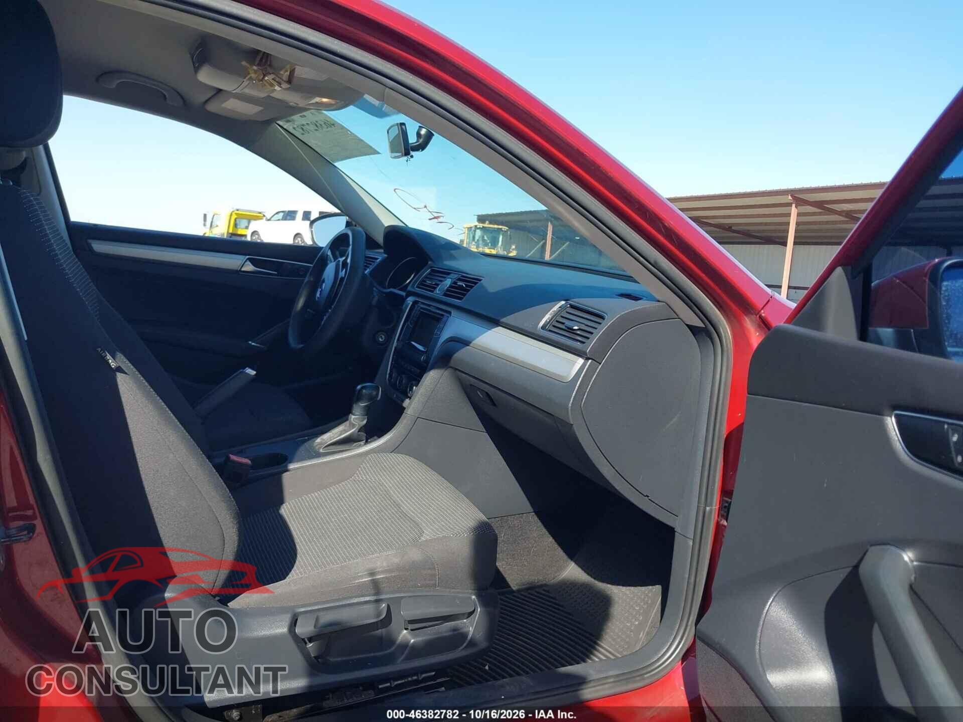 VOLKSWAGEN PASSAT 2017 - 1VWAT7A3XHC019952