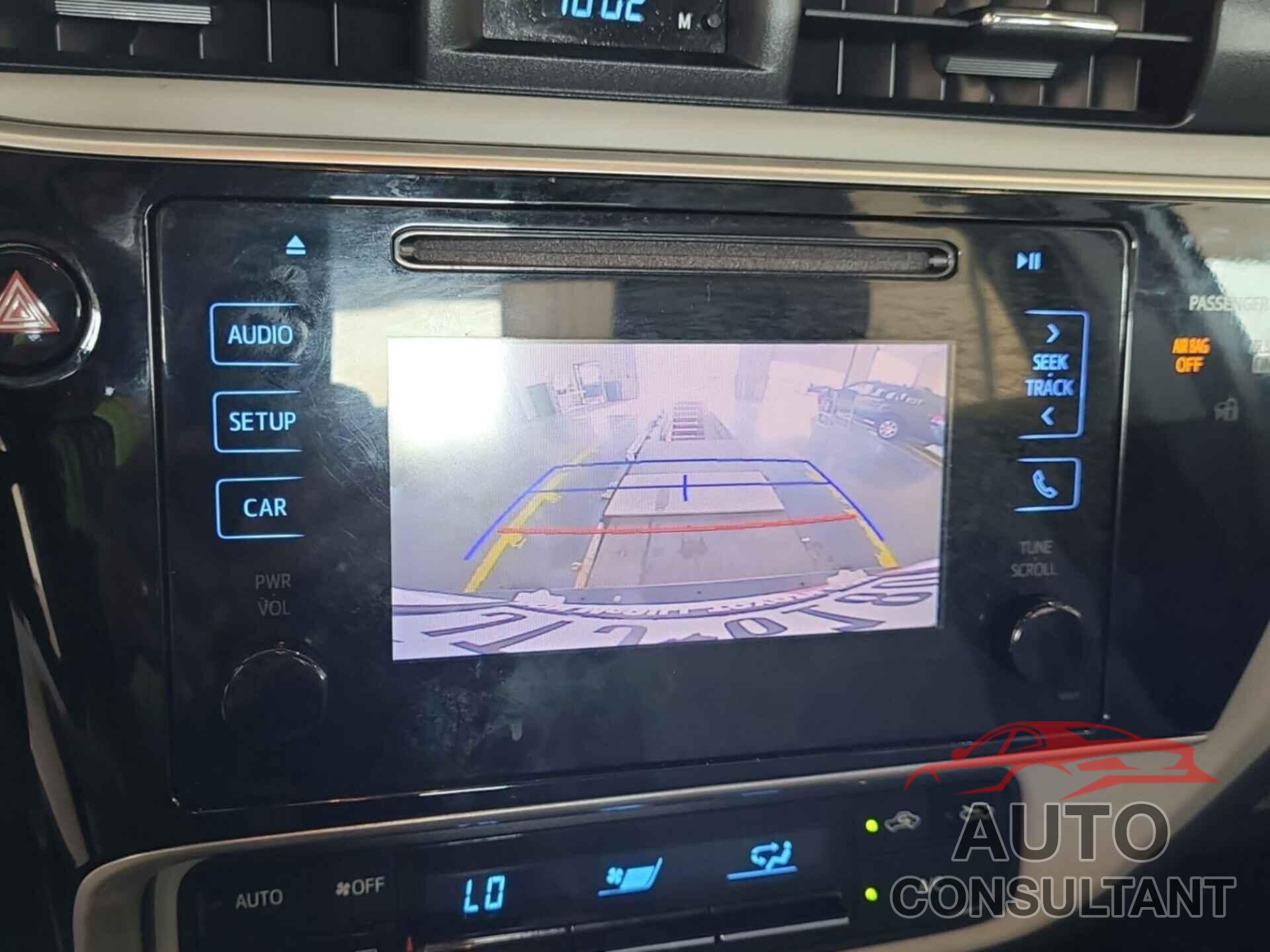 TOYOTA COROLLA 2017 - 5YFBURHE8HP694603