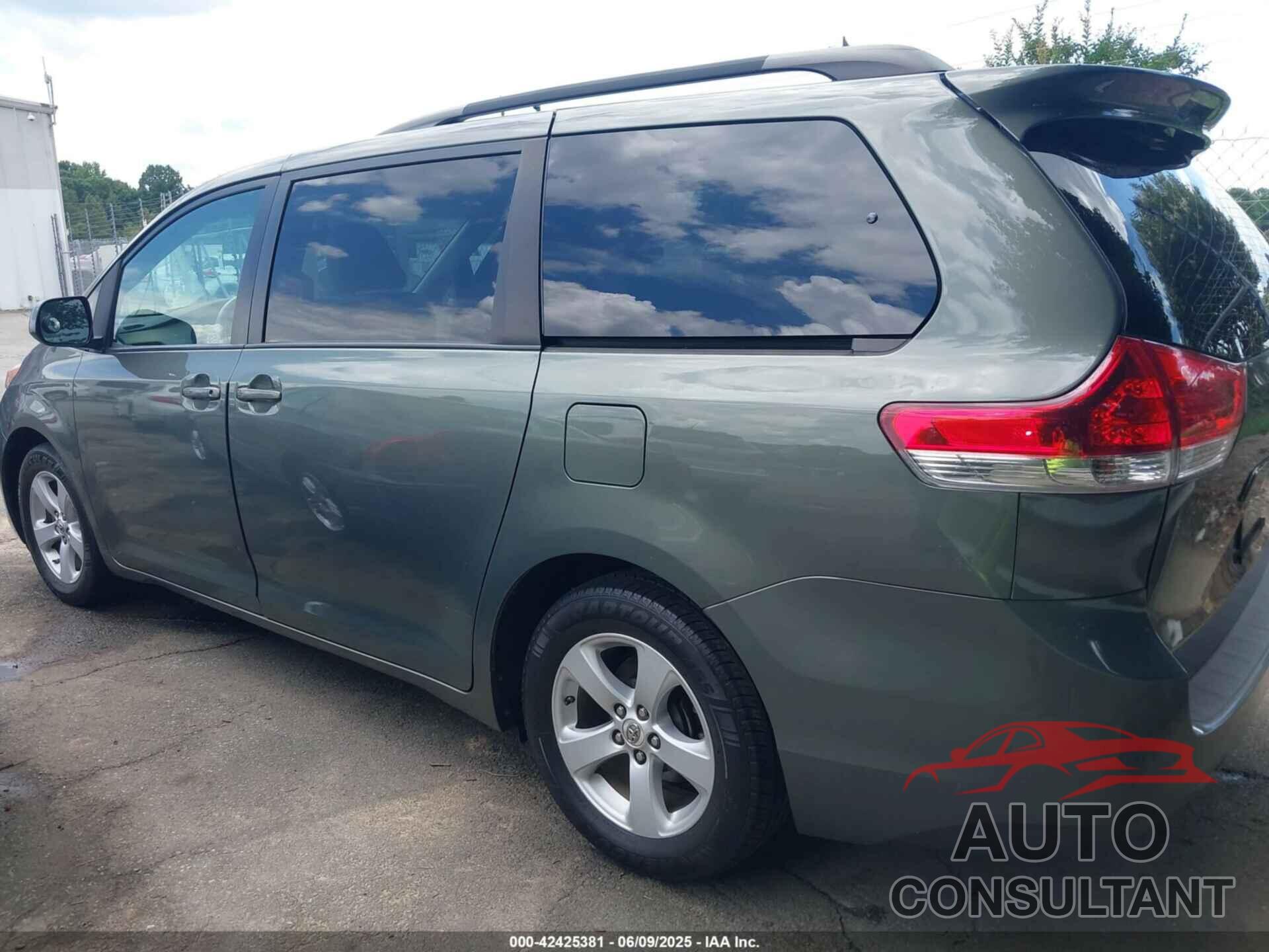 TOYOTA SIENNA 2011 - 5TDKK3DC6BS156696