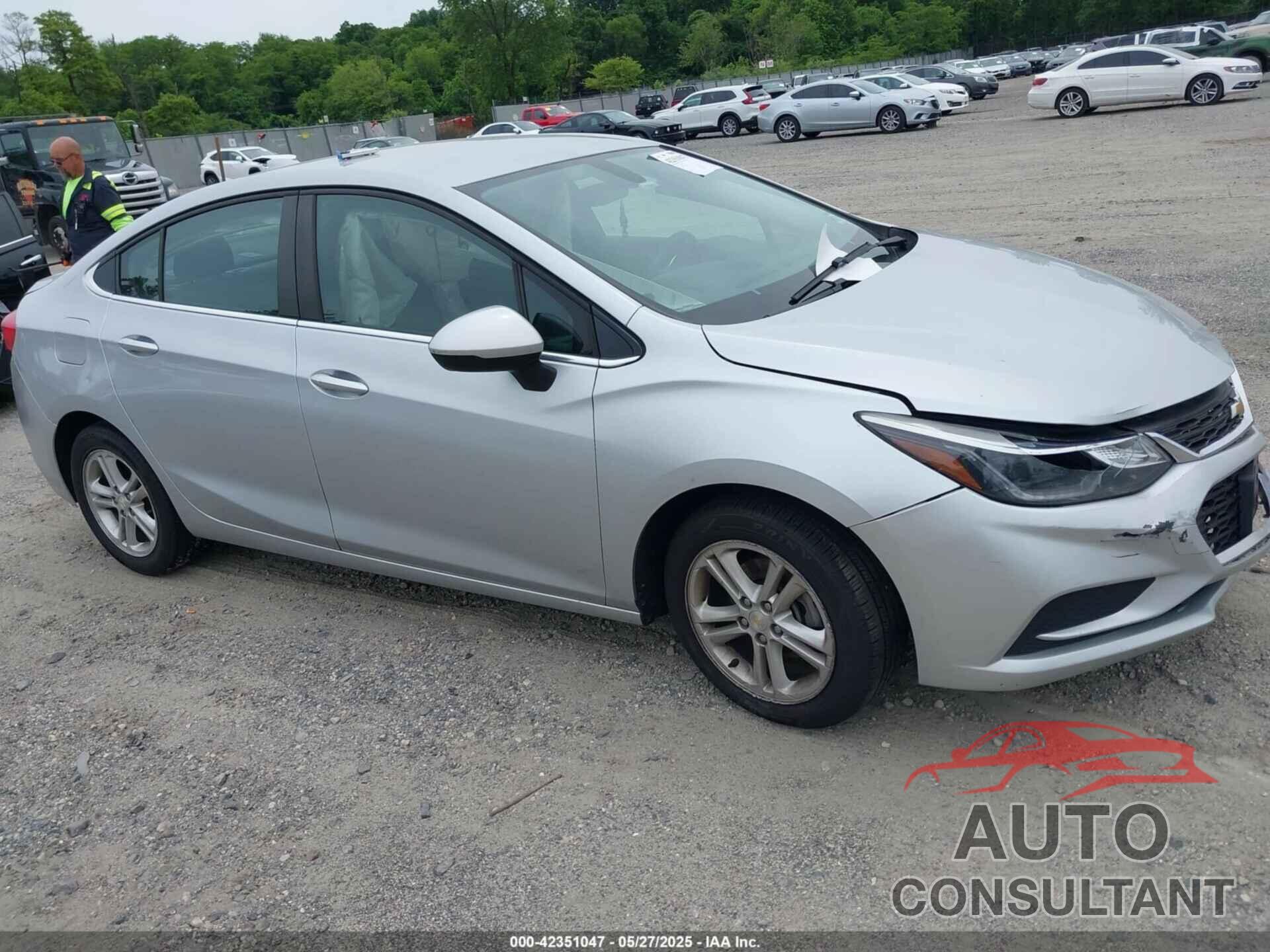 CHEVROLET CRUZE 2018 - 1G1BE5SM8J7187268