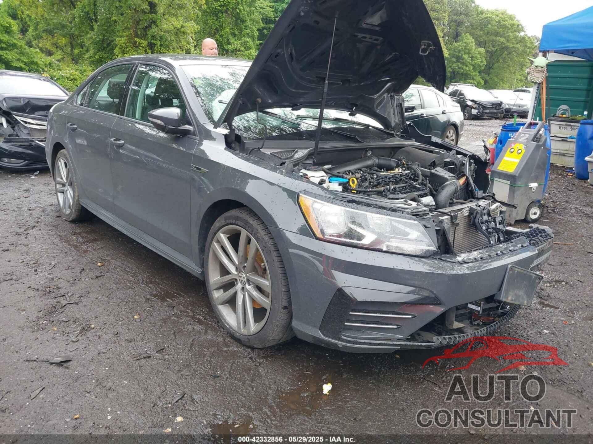 VOLKSWAGEN PASSAT 2018 - 1VWAA7A36JC018907