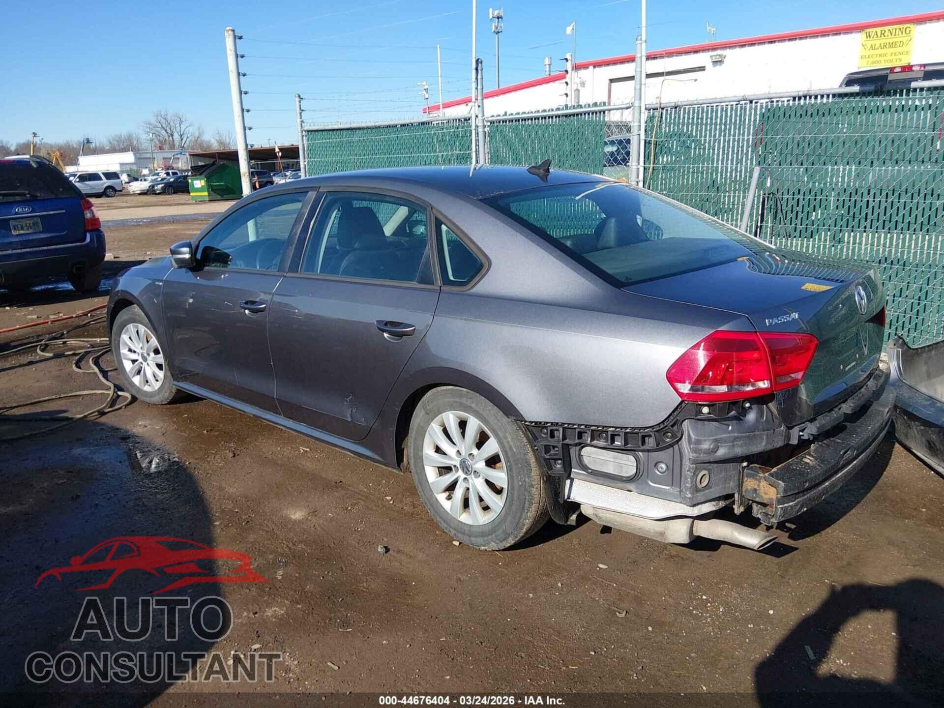 VOLKSWAGEN PASSAT 2015 - 1VWAT7A33FC017196