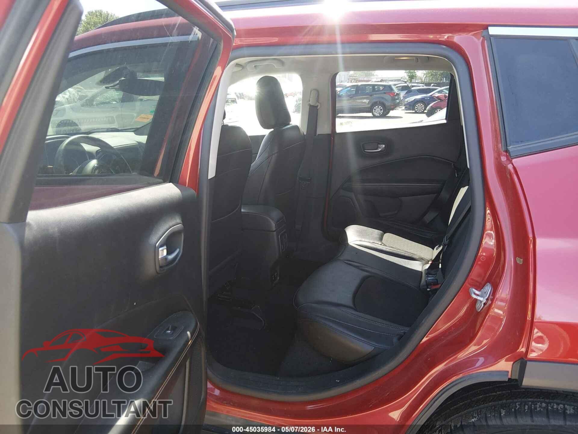 JEEP COMPASS 2018 - 3C4NJDBB2JT111940
