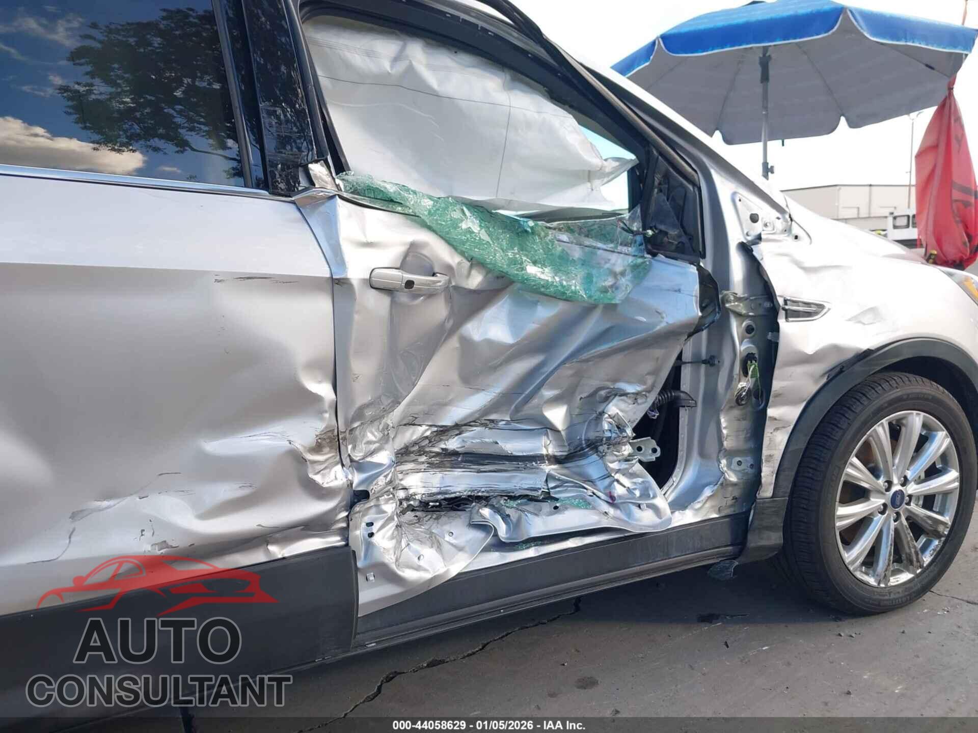 FORD ESCAPE 2017 - 1FMCU0J9XHUD85355