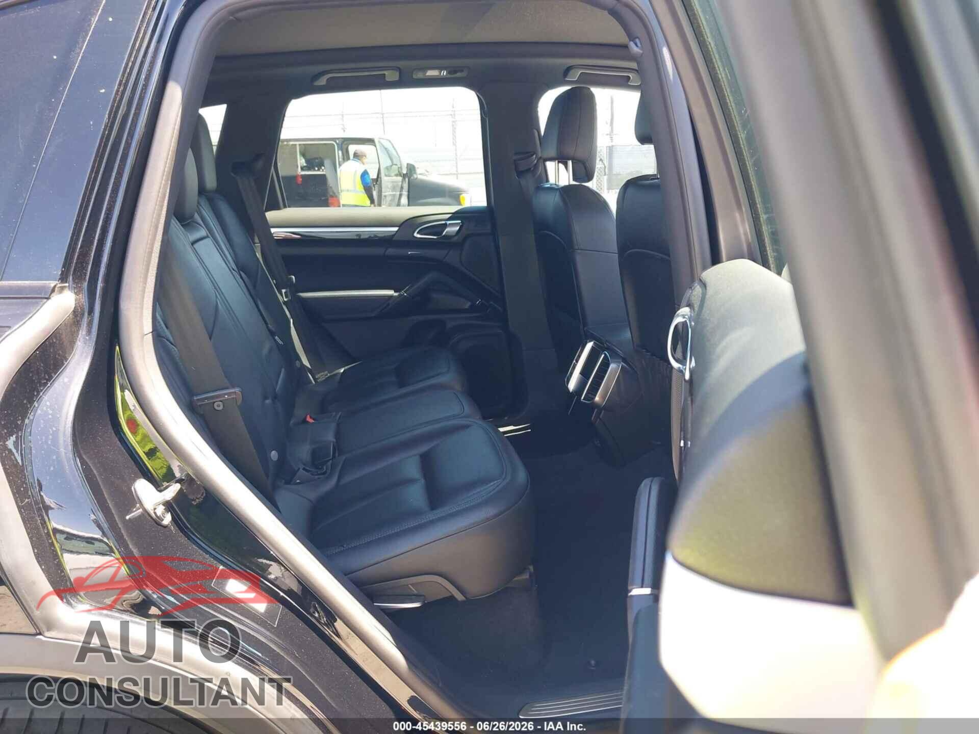 PORSCHE CAYENNE 2018 - WP1AA2A24JKA05736
