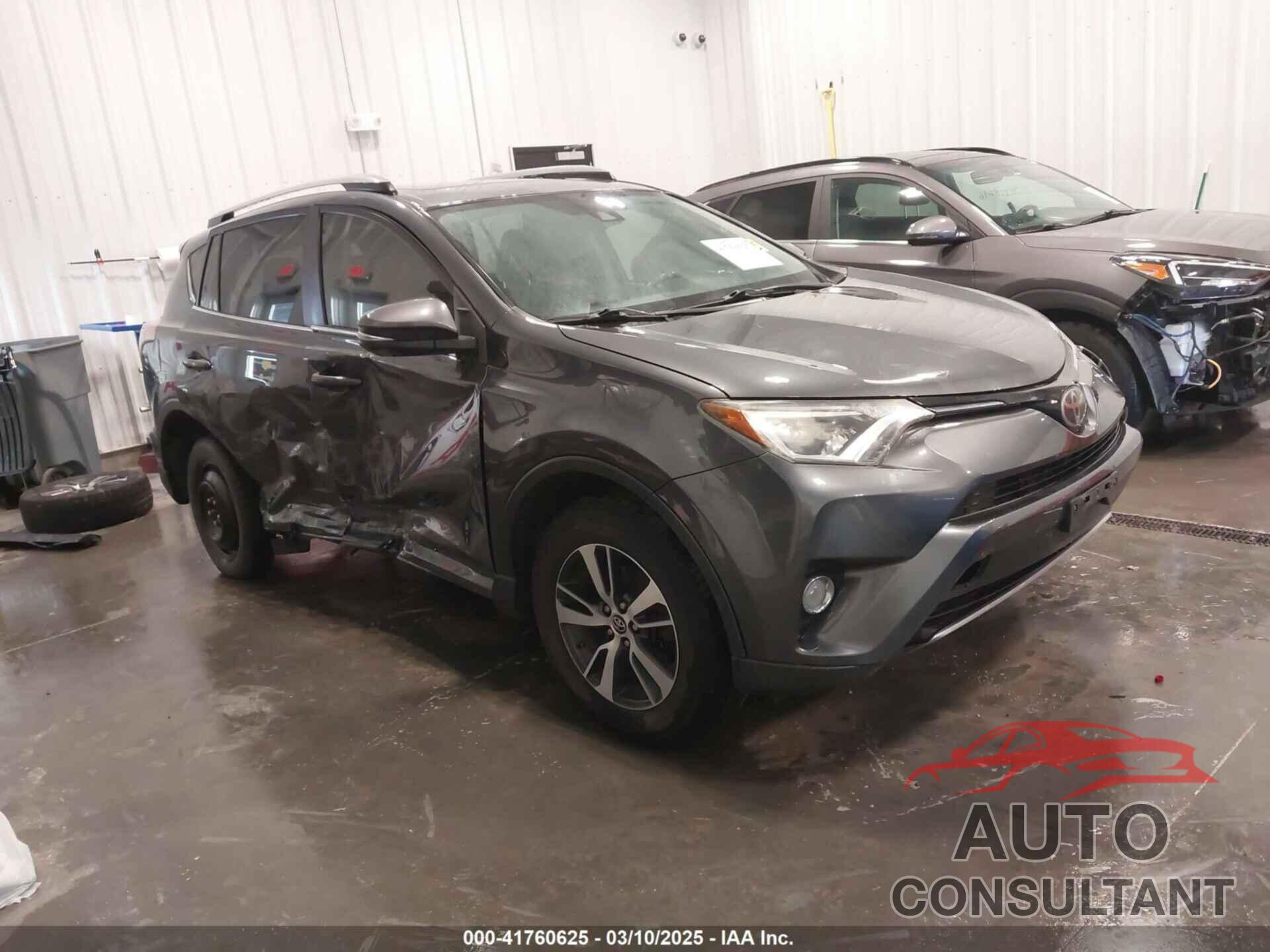 TOYOTA RAV4 2017 - JTMRFREV6HD211402