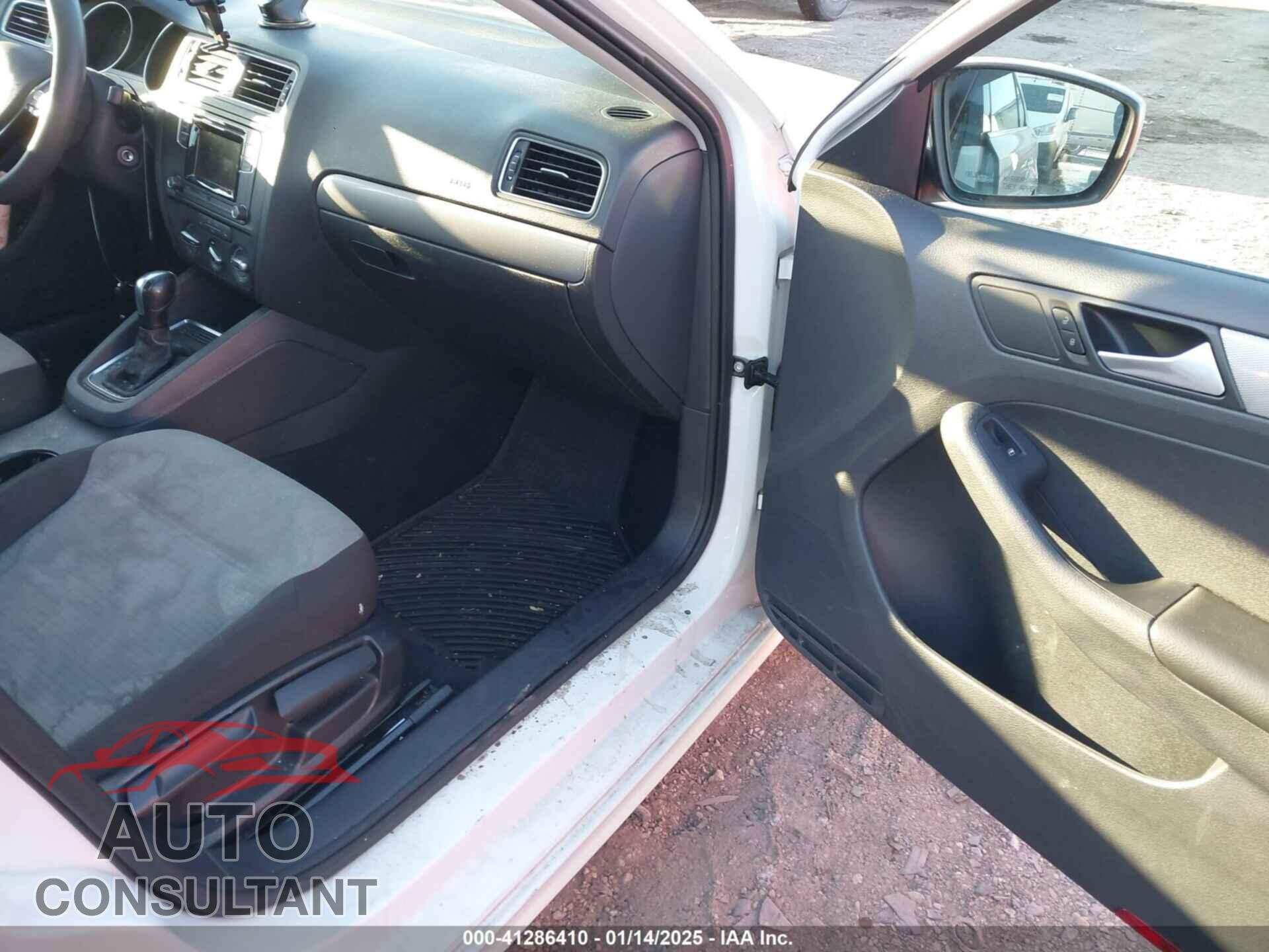 VOLKSWAGEN JETTA 2017 - 3VW2B7AJ1HM347300