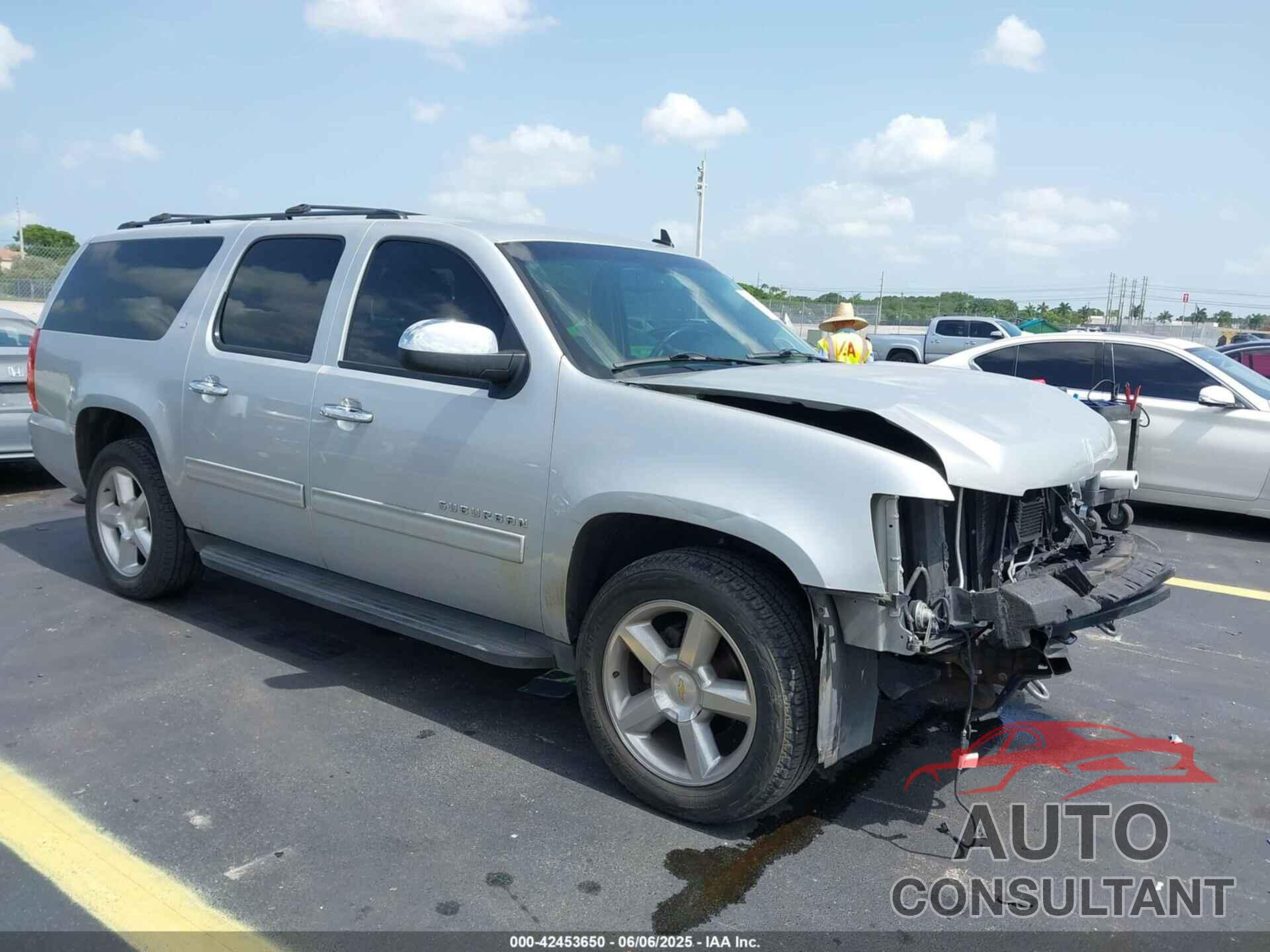CHEVROLET SUBURBAN 1500 2013 - 1GNSCJE08DR378459