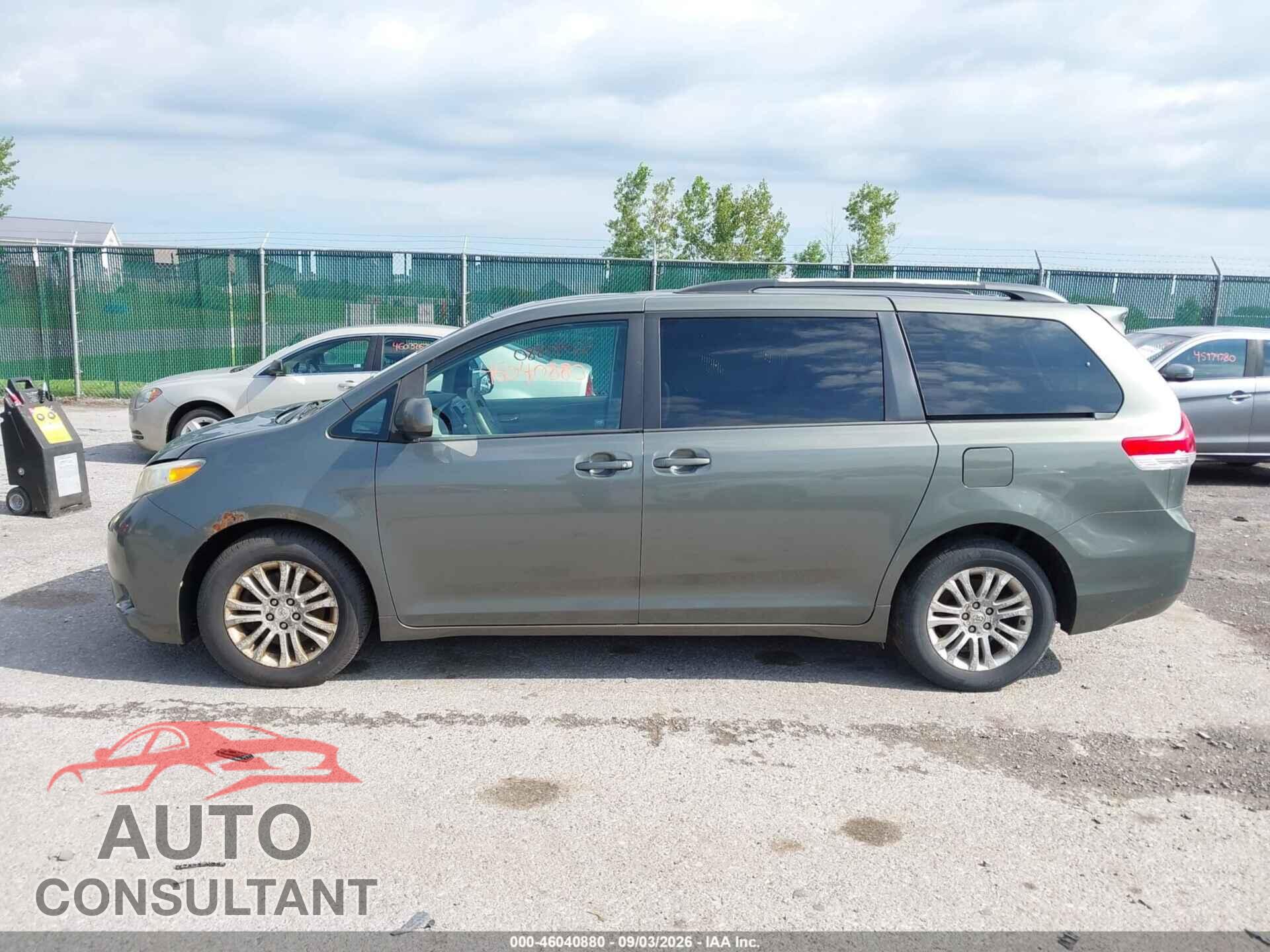 TOYOTA SIENNA 2011 - 5TDYK3DC8BS064452