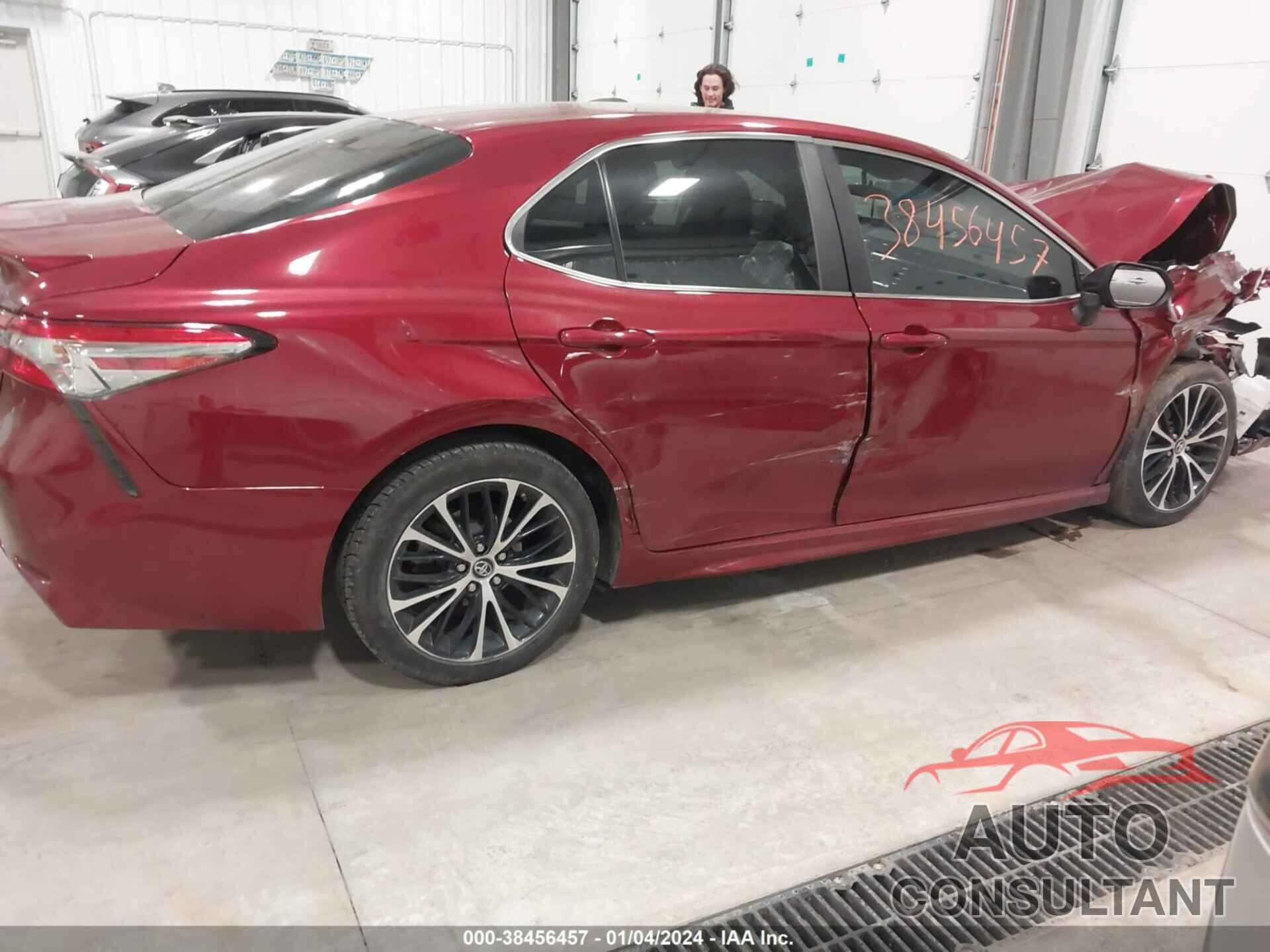 TOYOTA CAMRY 2018 - 4T1B11HK3JU561462